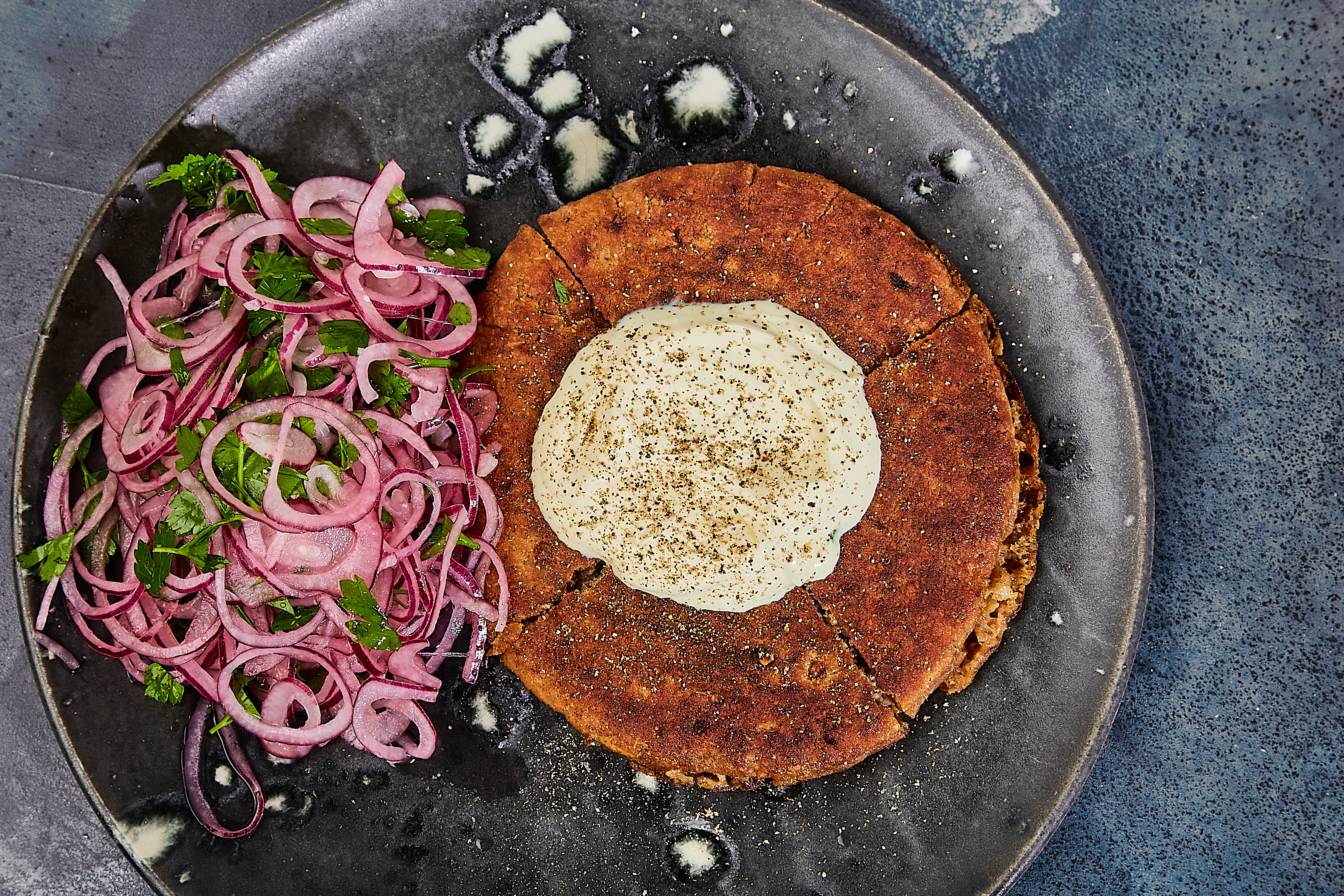 Arayes med rødløgs-persillesalat