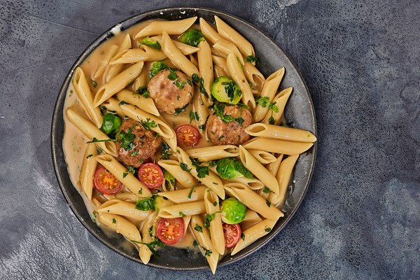 Svenske kødboller med penne, rosenkål og tomater