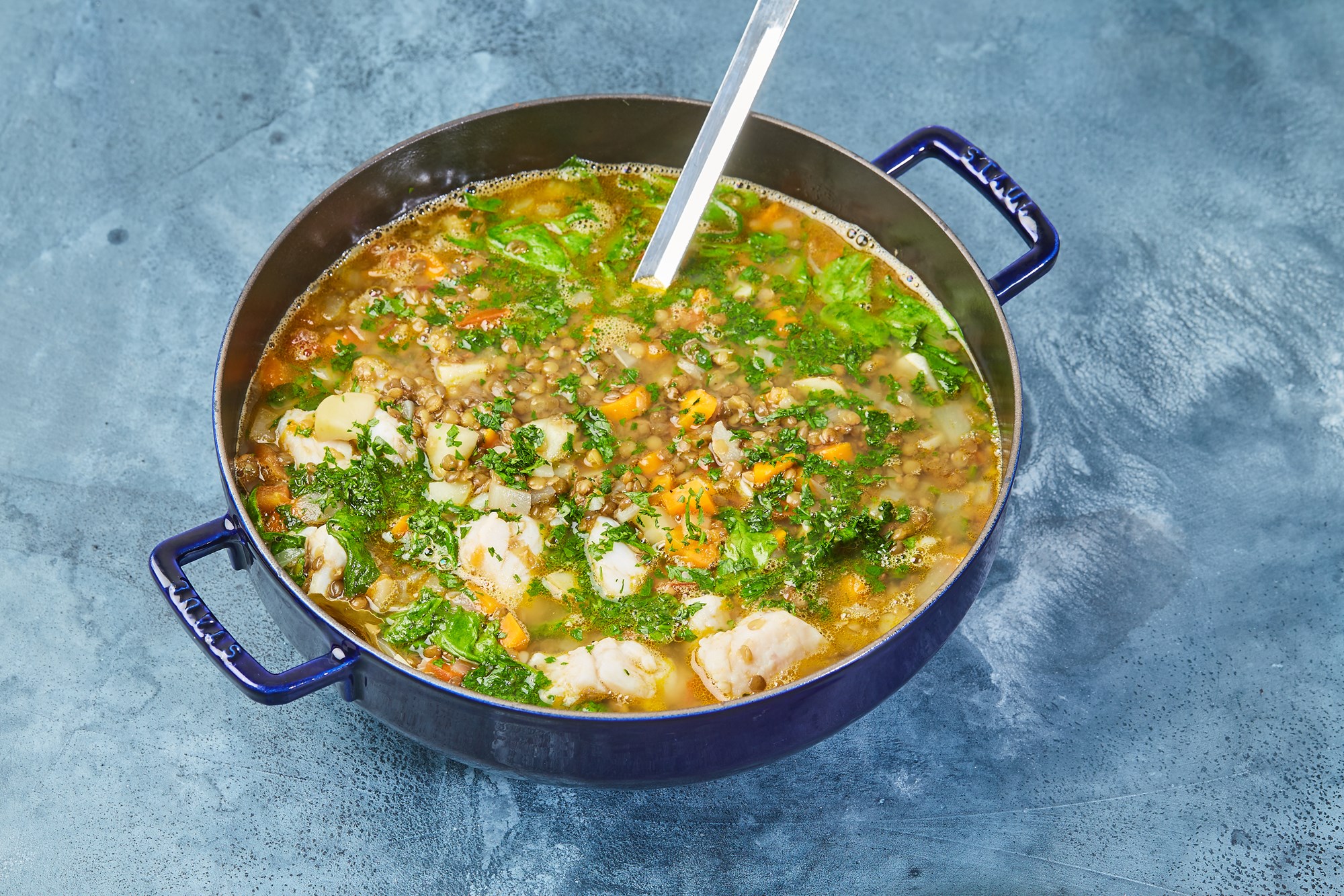 Græsk linsesuppe med feta og fladbrød