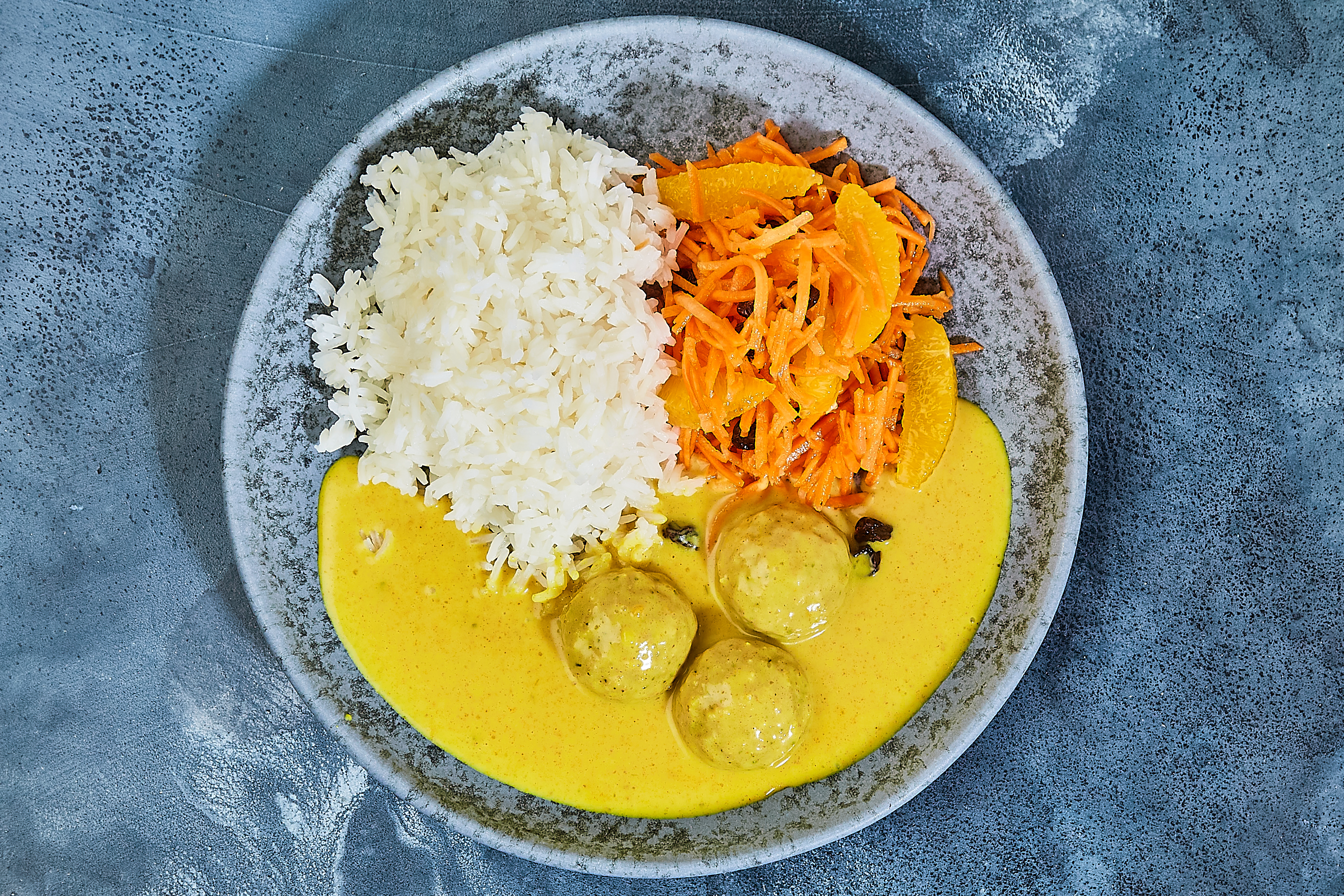 Budget HEAT: Klassiske boller i karry med ris og råkostsalat