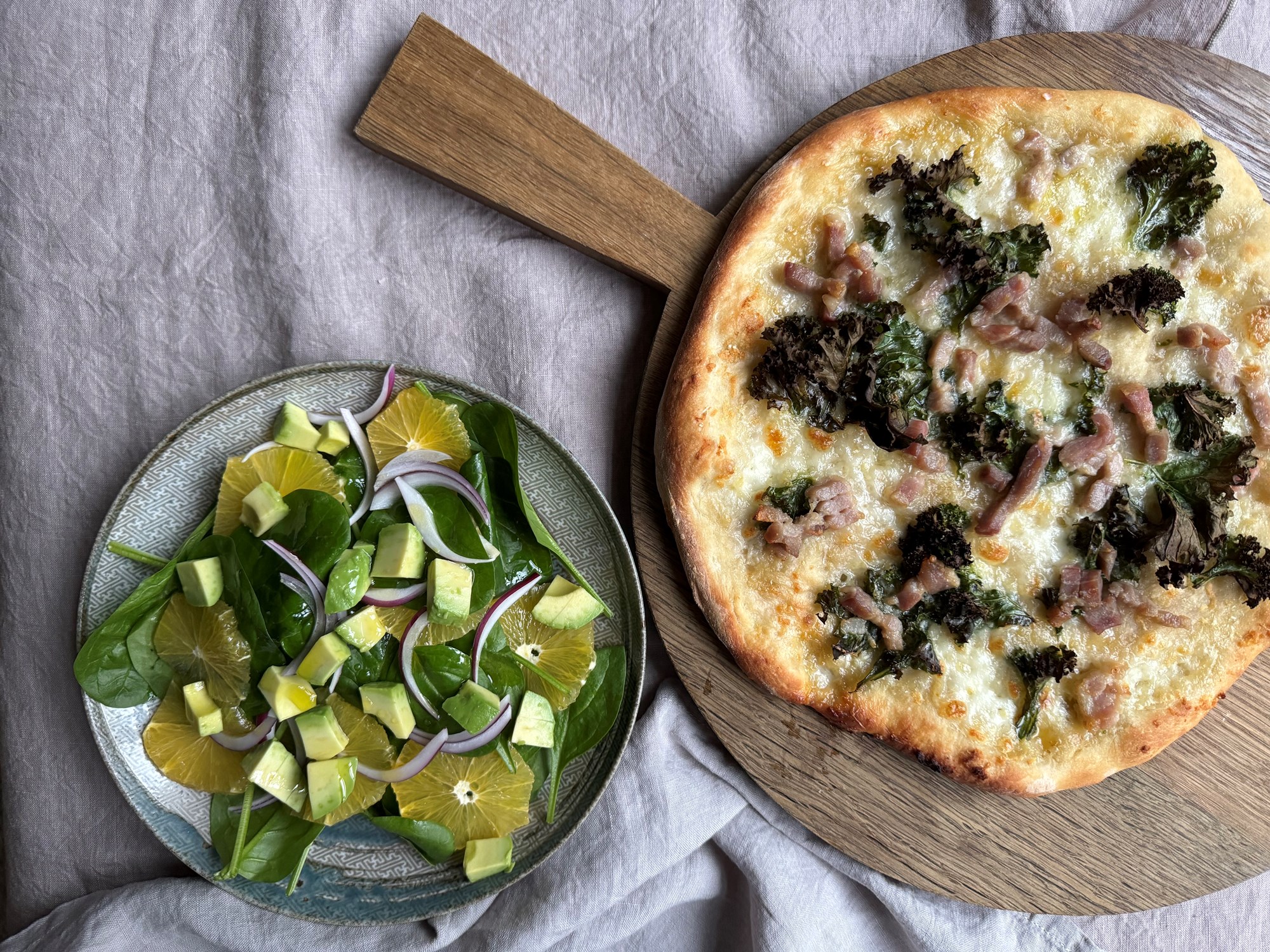 Baconpizza med grønkål og mozzarella og spinatsalat med avokado