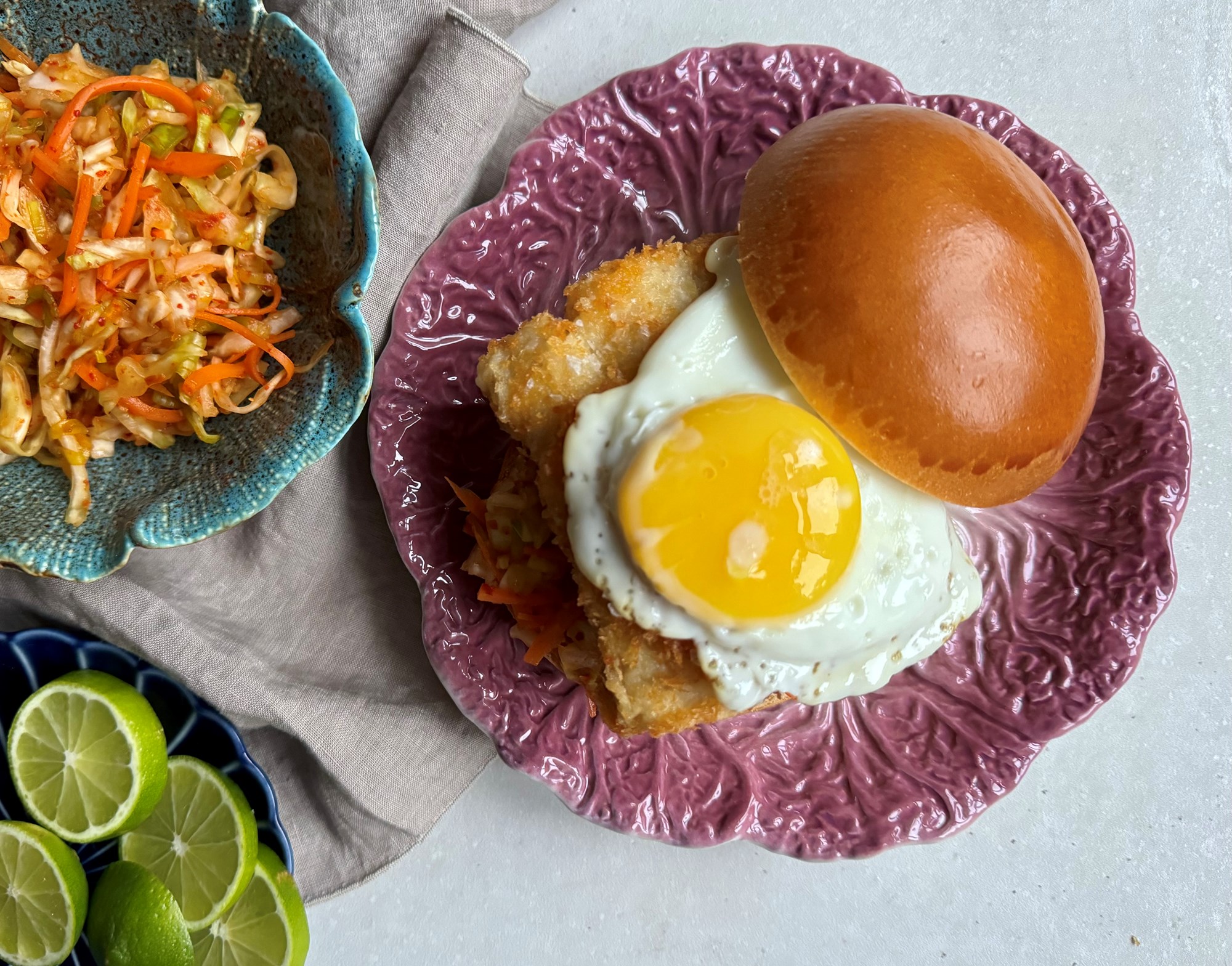 Asianstyle Fiskeburger med stegte æg og lyn kimchi