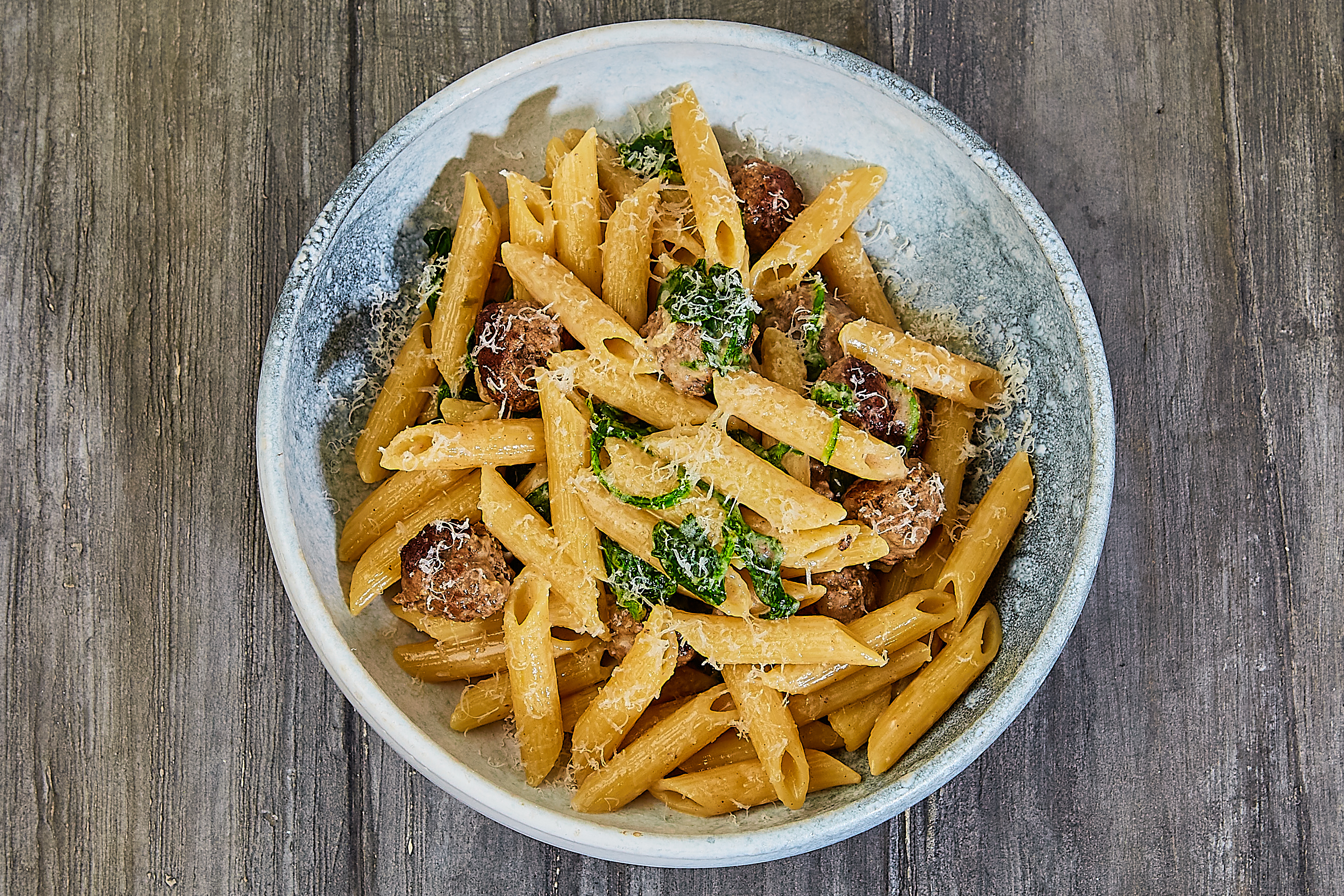 Italienske kødboller og penne i cremet spinatsauce med parmesan