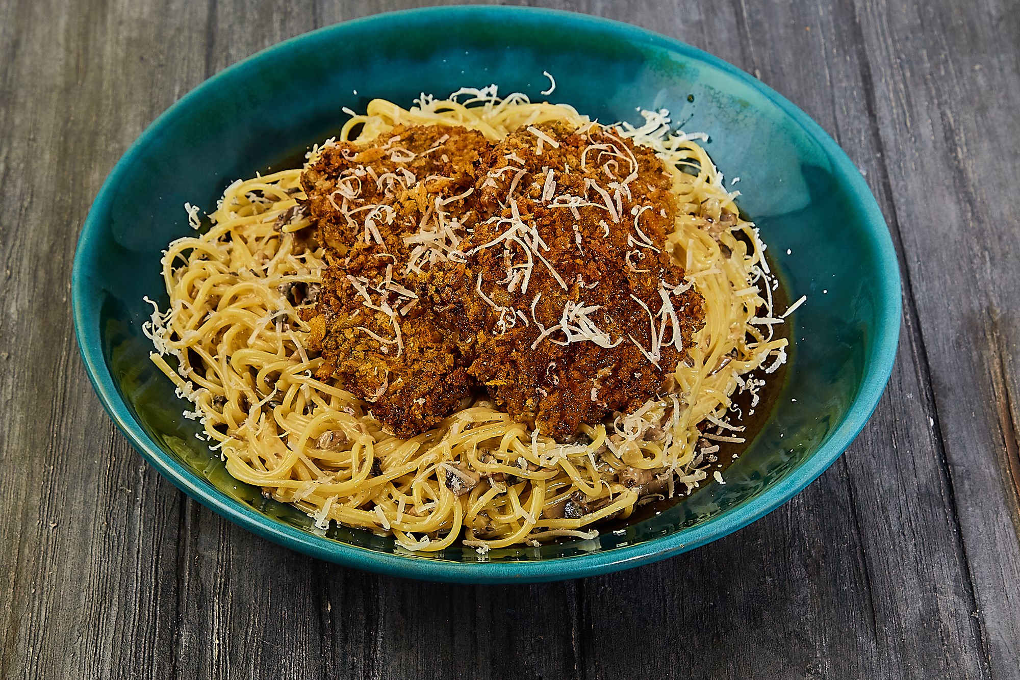 Skinkeschnitzel med spaghetti & svampesovs