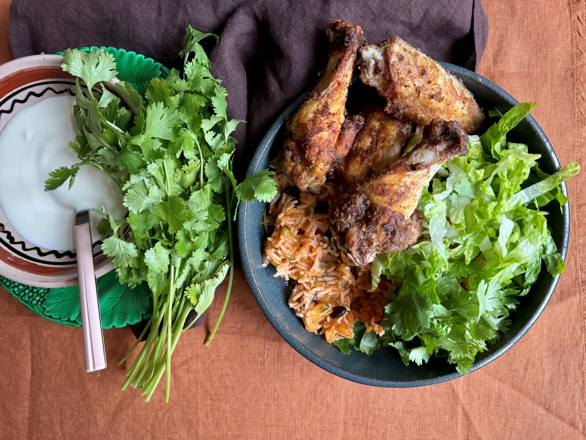 BBQ Vinger med cowgirl-ris og salat