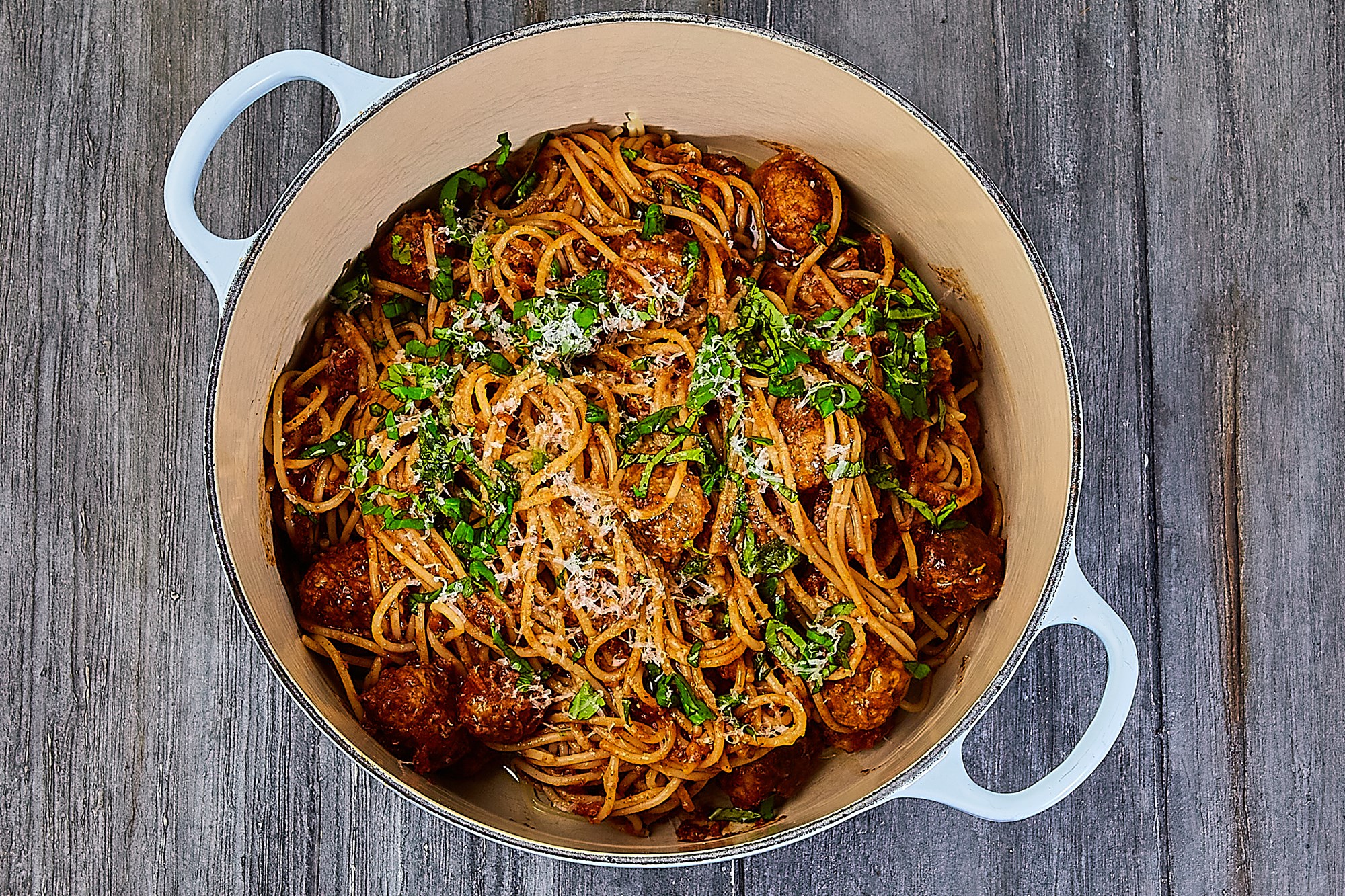 Klassisk italiensk spaghetti med kødboller i tomatsovs