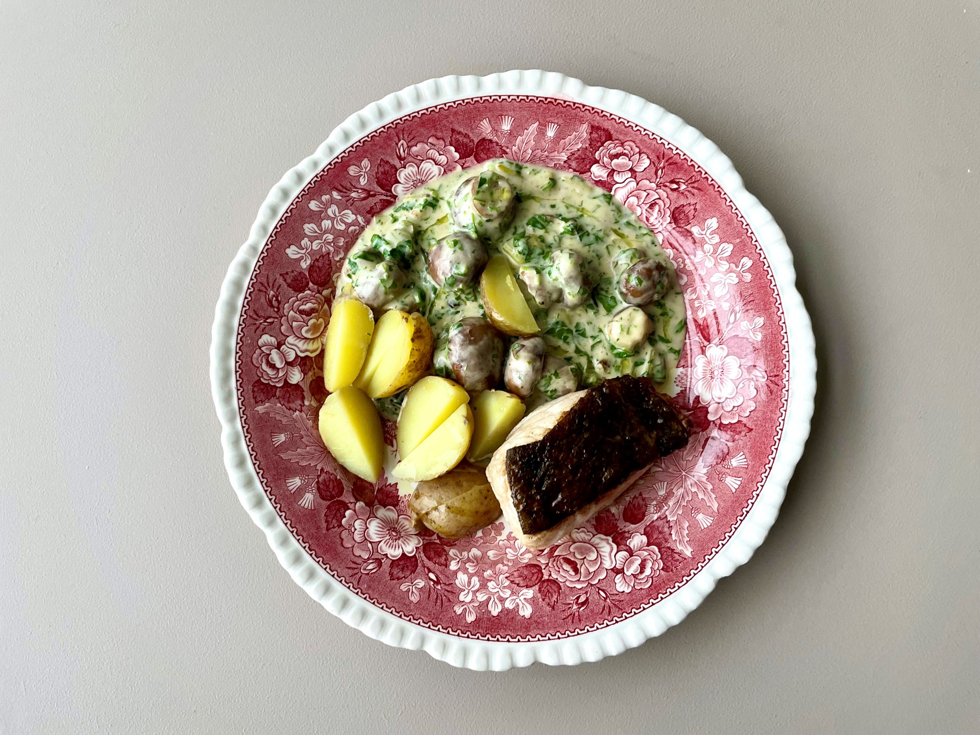 stegt-torsk-med-hele-bagte-svampe-i-cremet-sovs-med-persille-opskrift