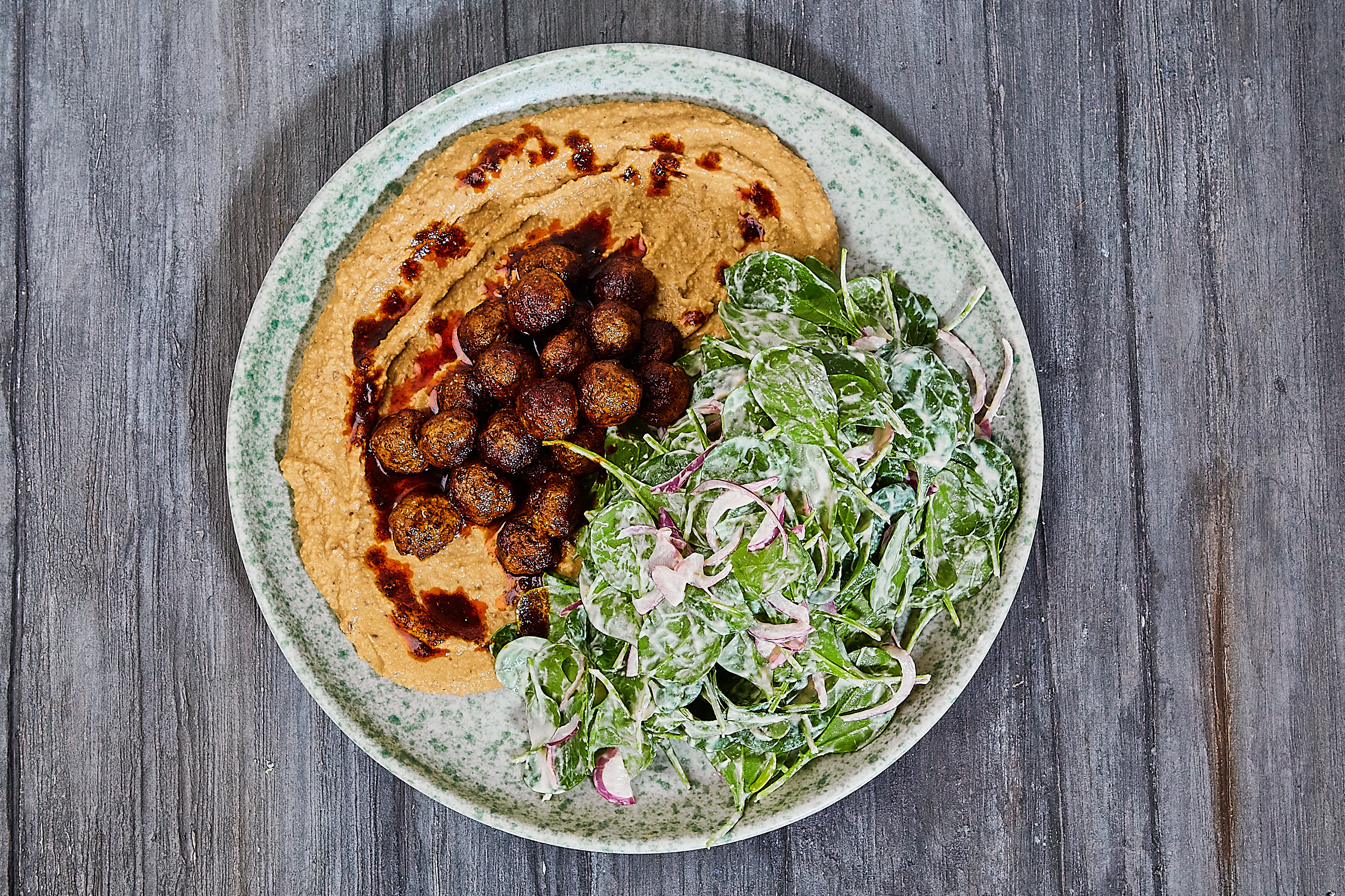 Albondigas med hummus og spinatsalat - Opskrift fra Skagenfood.dk