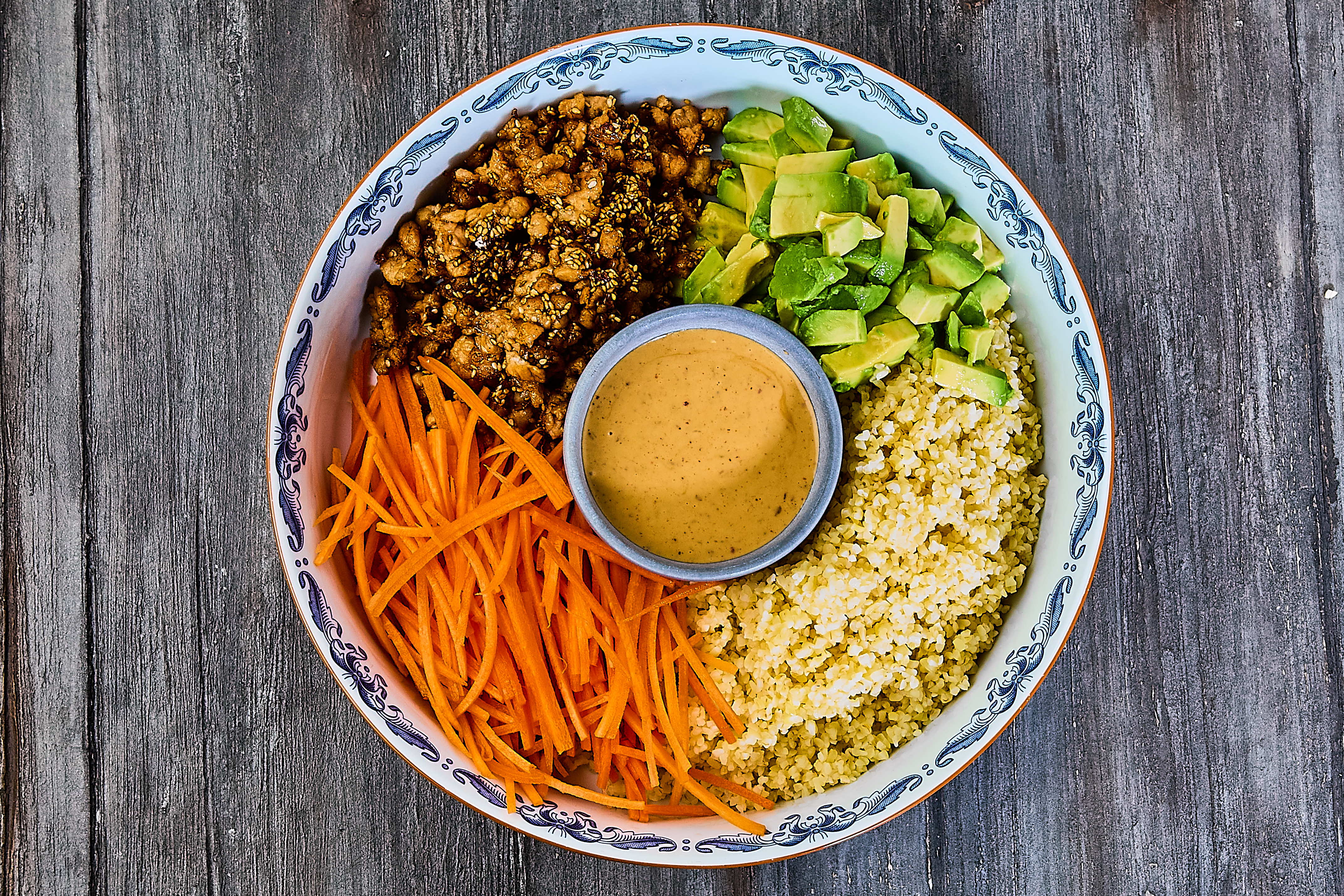 ELITE TEAM DK Fodboldspillerens Poké bowl med teriyakigris, bulgur, avokado og goma d...