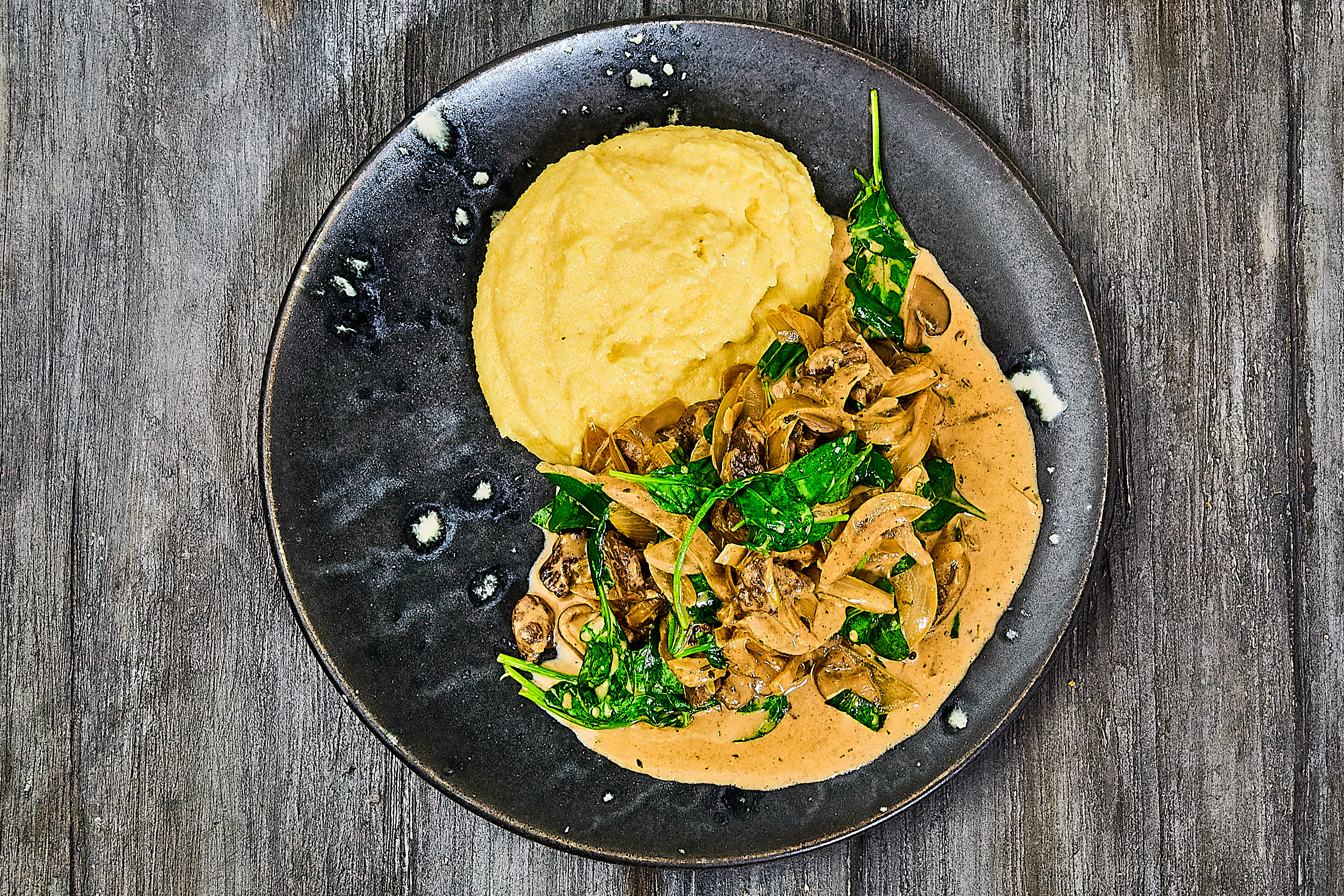 Sauté af gris med løg, svampe og spinat, dertil blød polenta