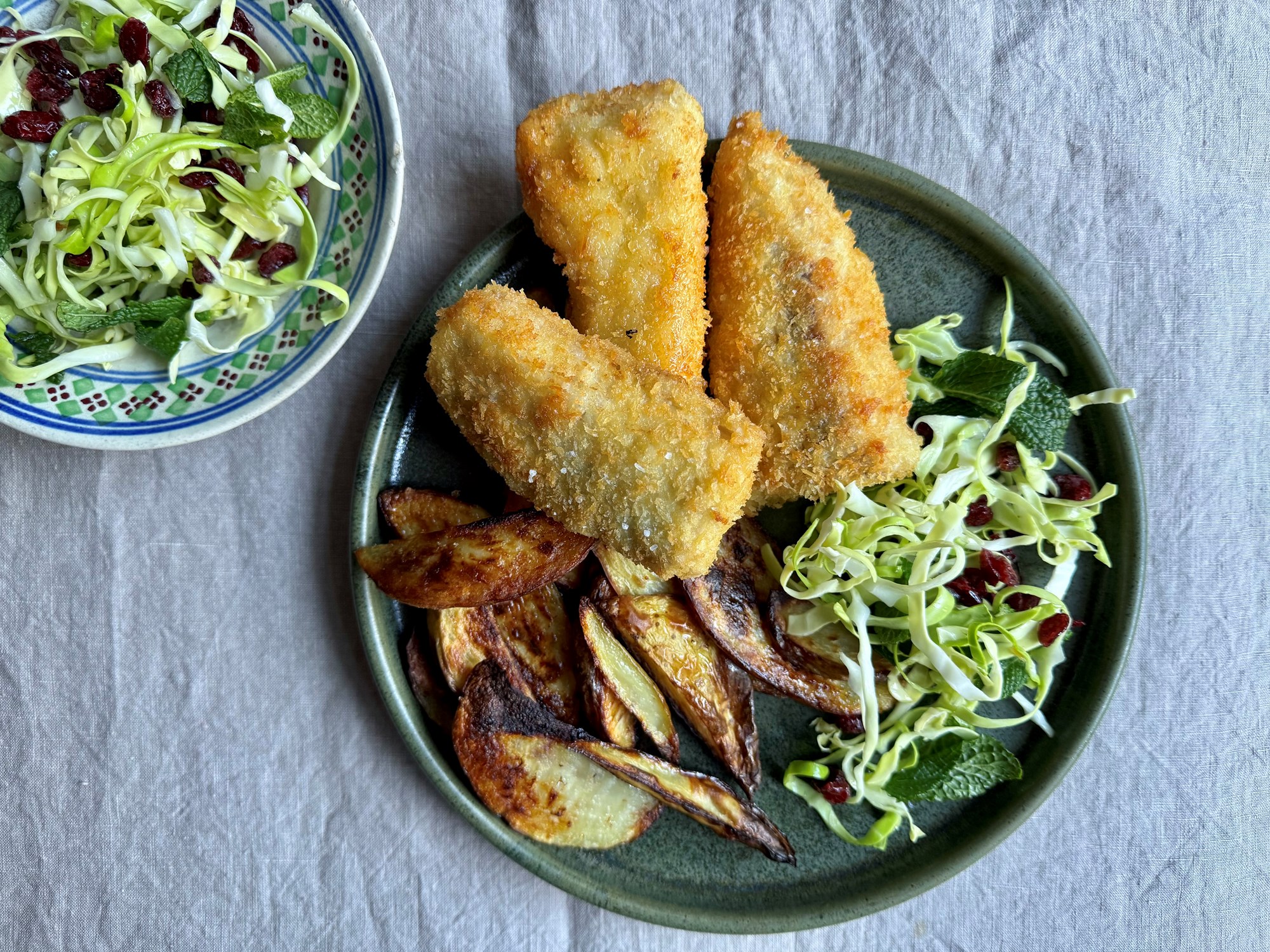 Fish & chips og syrlig kålsalat med tranebær og mynte