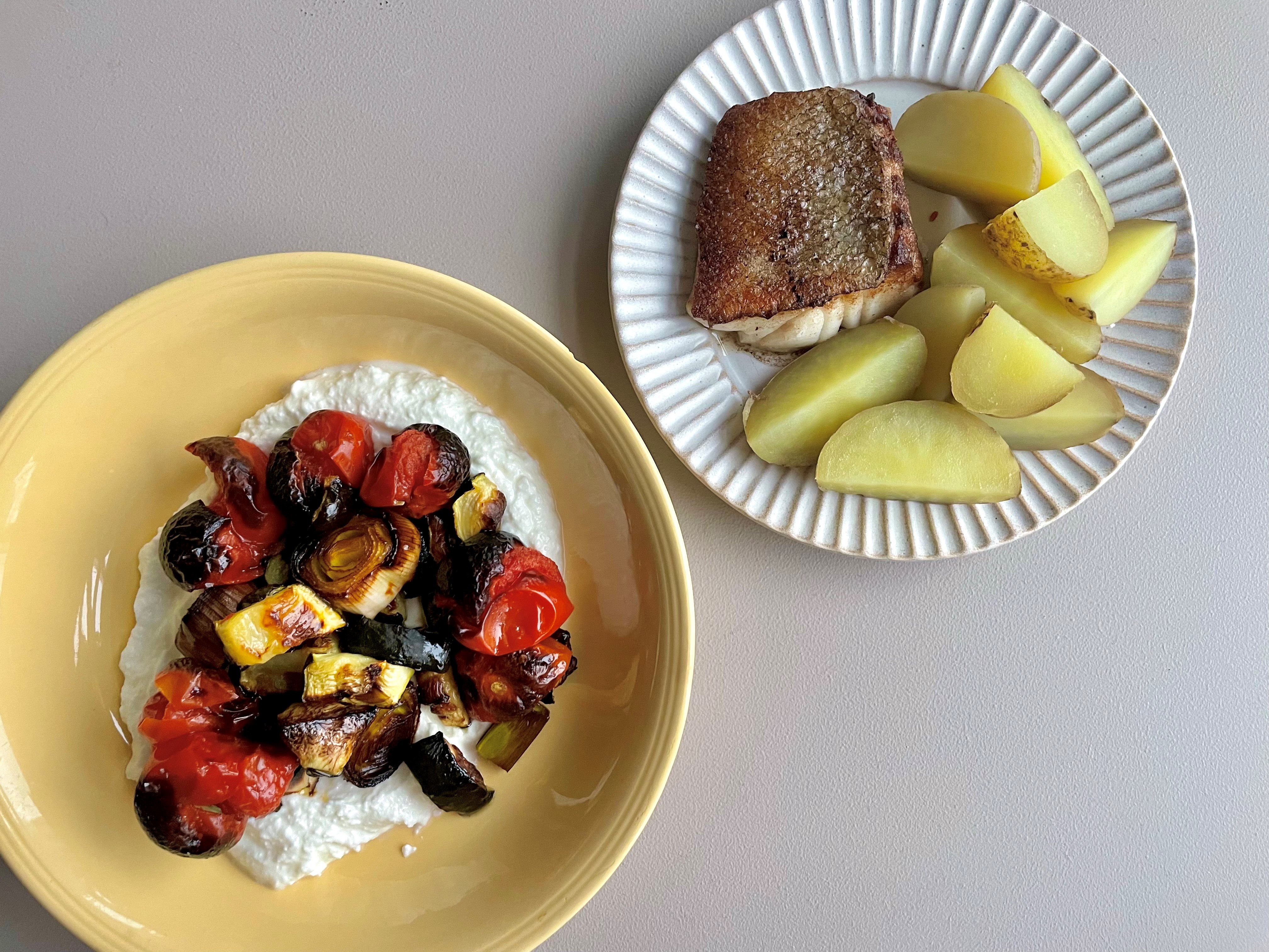 Stegt kulmule med grillede grøntsager i fetacreme - Opskrift fra ...