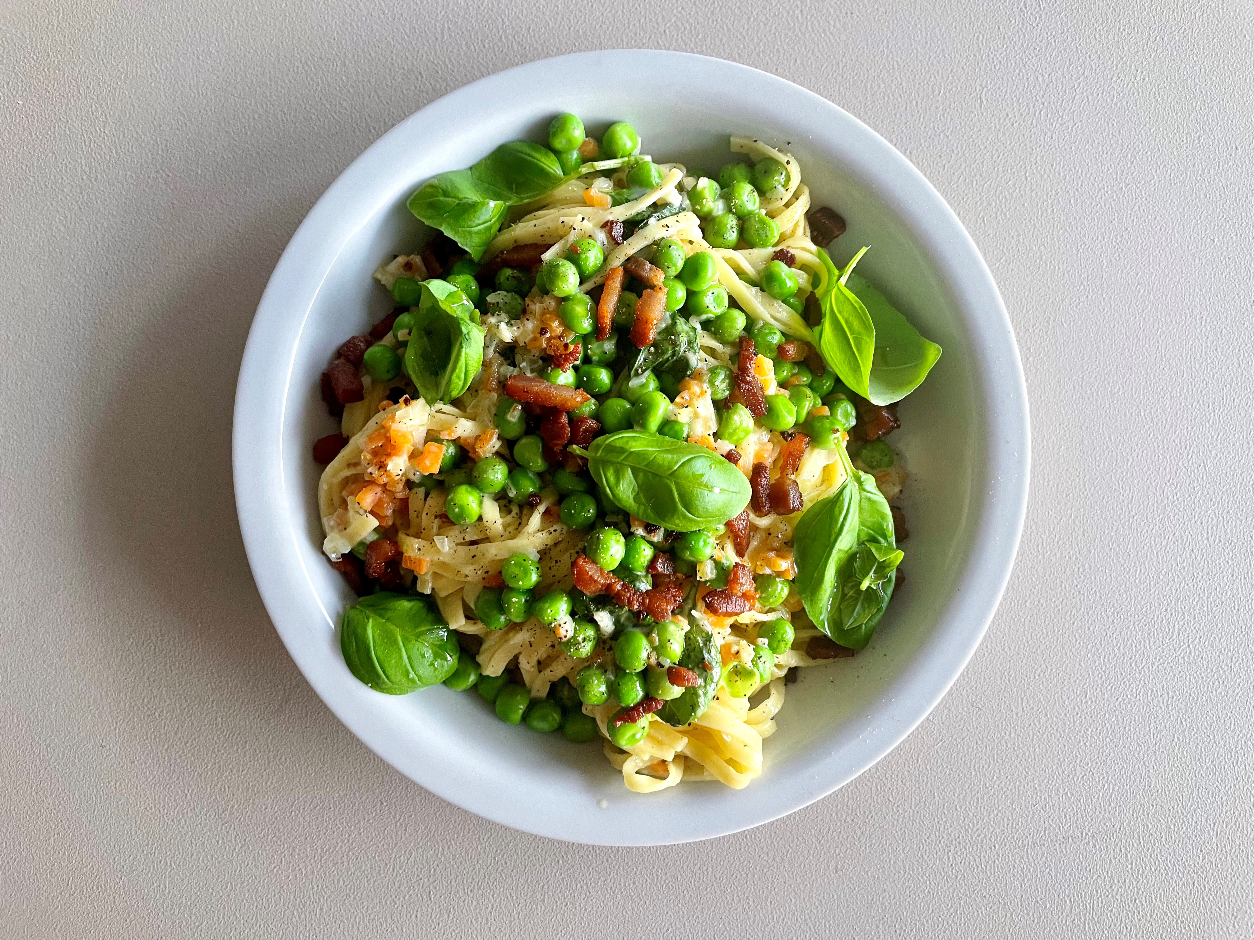Fettucine Alfredo med grønne ærter, bacon og basilikum - Opskrift fra ...