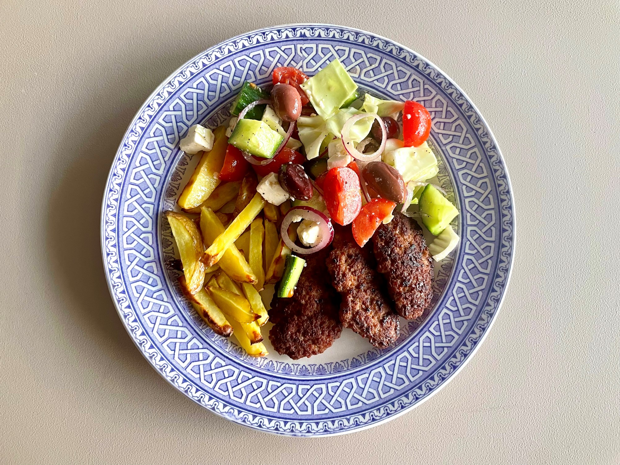Grillet okse med græsk salat og bagte kartofler