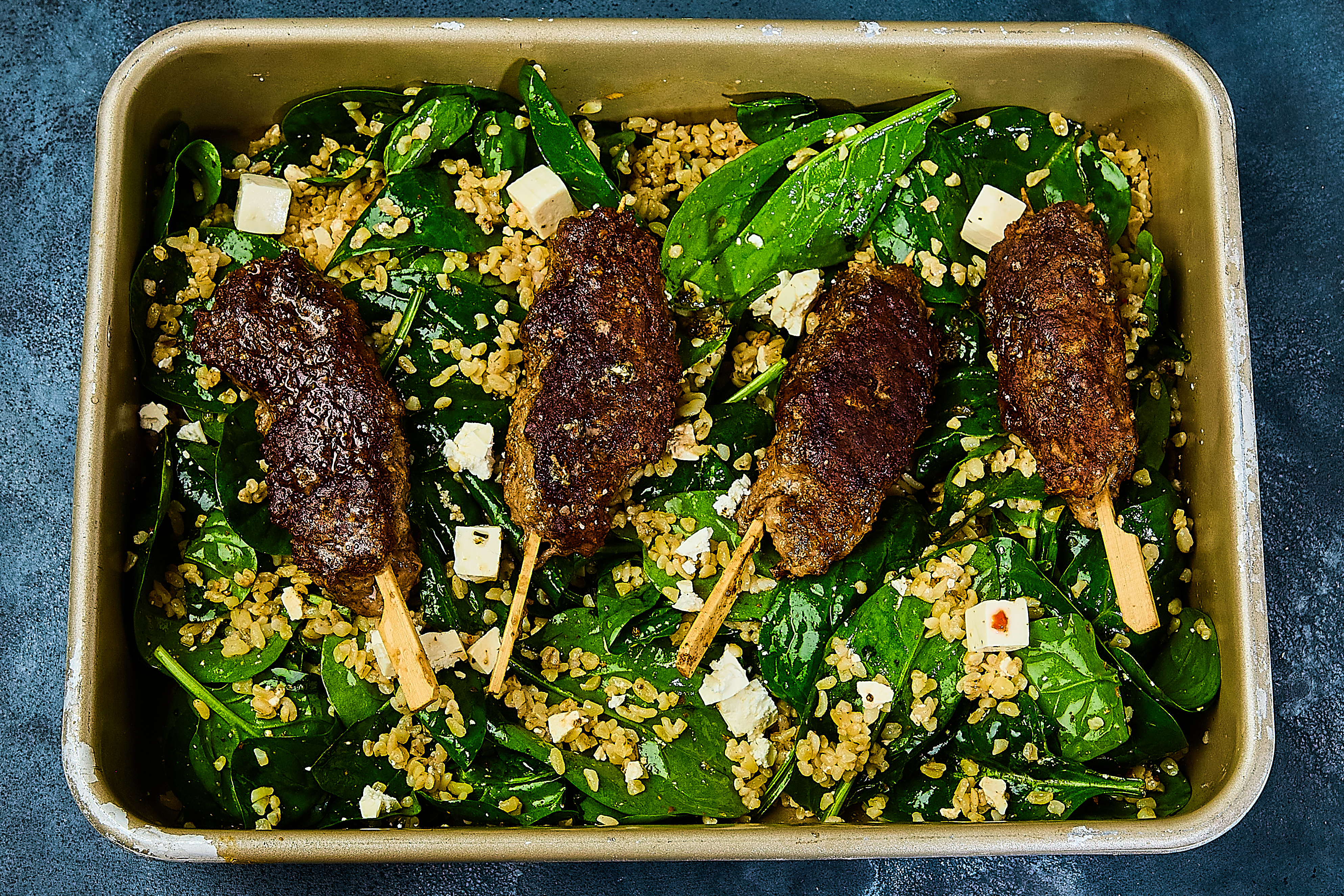 ELITE Team DK Kofte kebab med bulgursalat med salatost og spinat