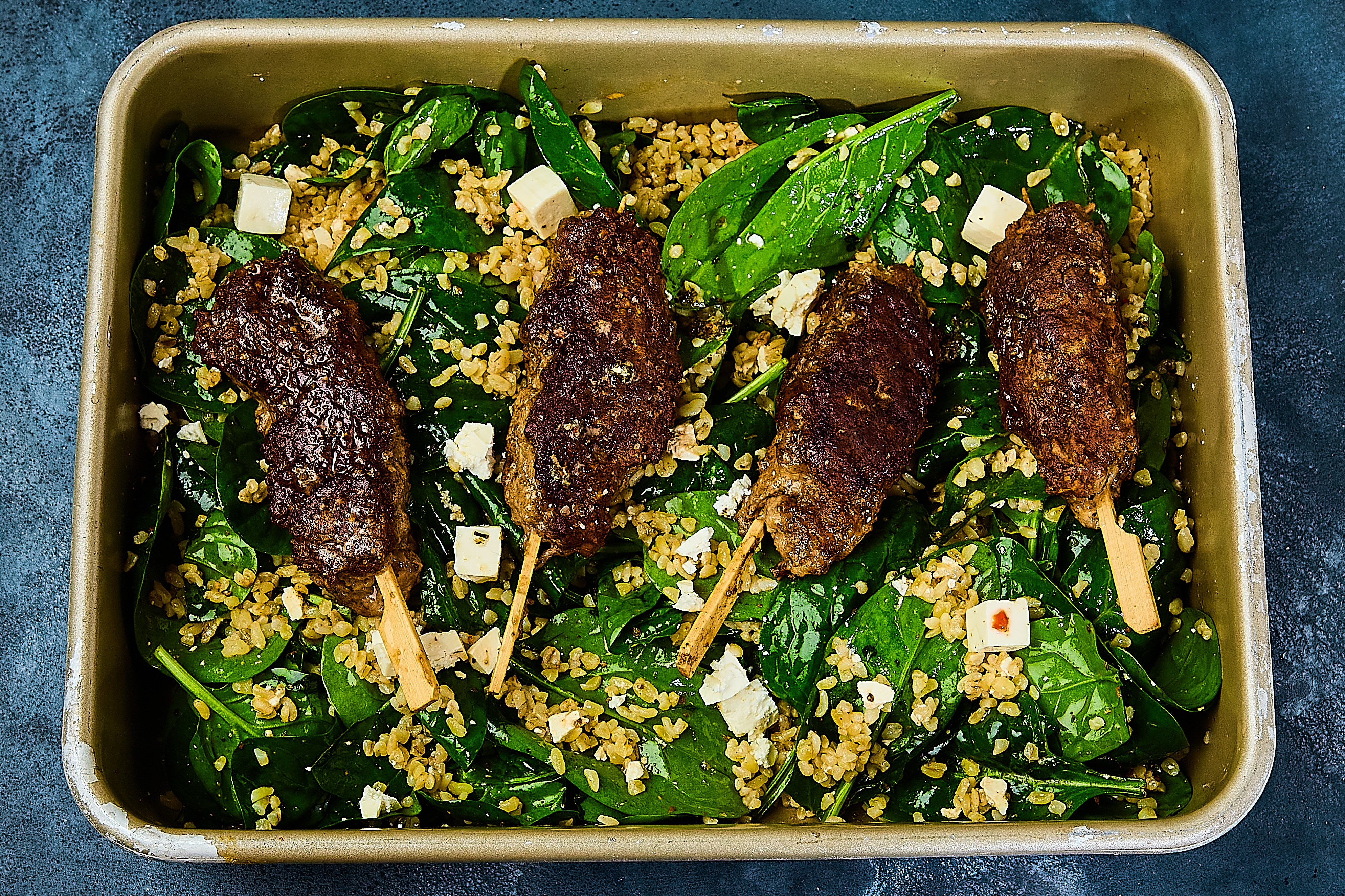 Kofta kebab med bulgursalat med salatost og spinat - Opskrift fra ...