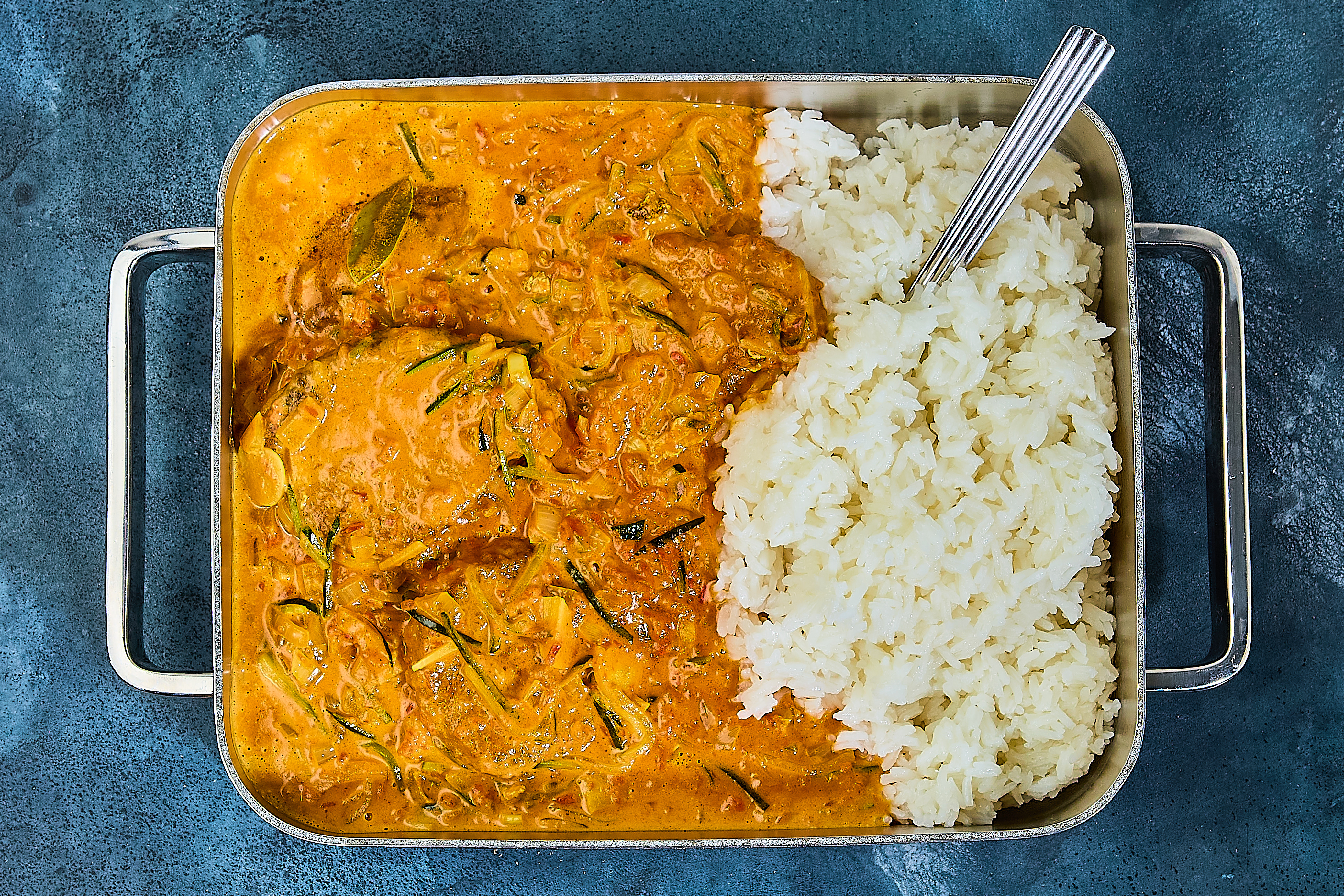 Koteletter i fad med courgetter, champignons og ris