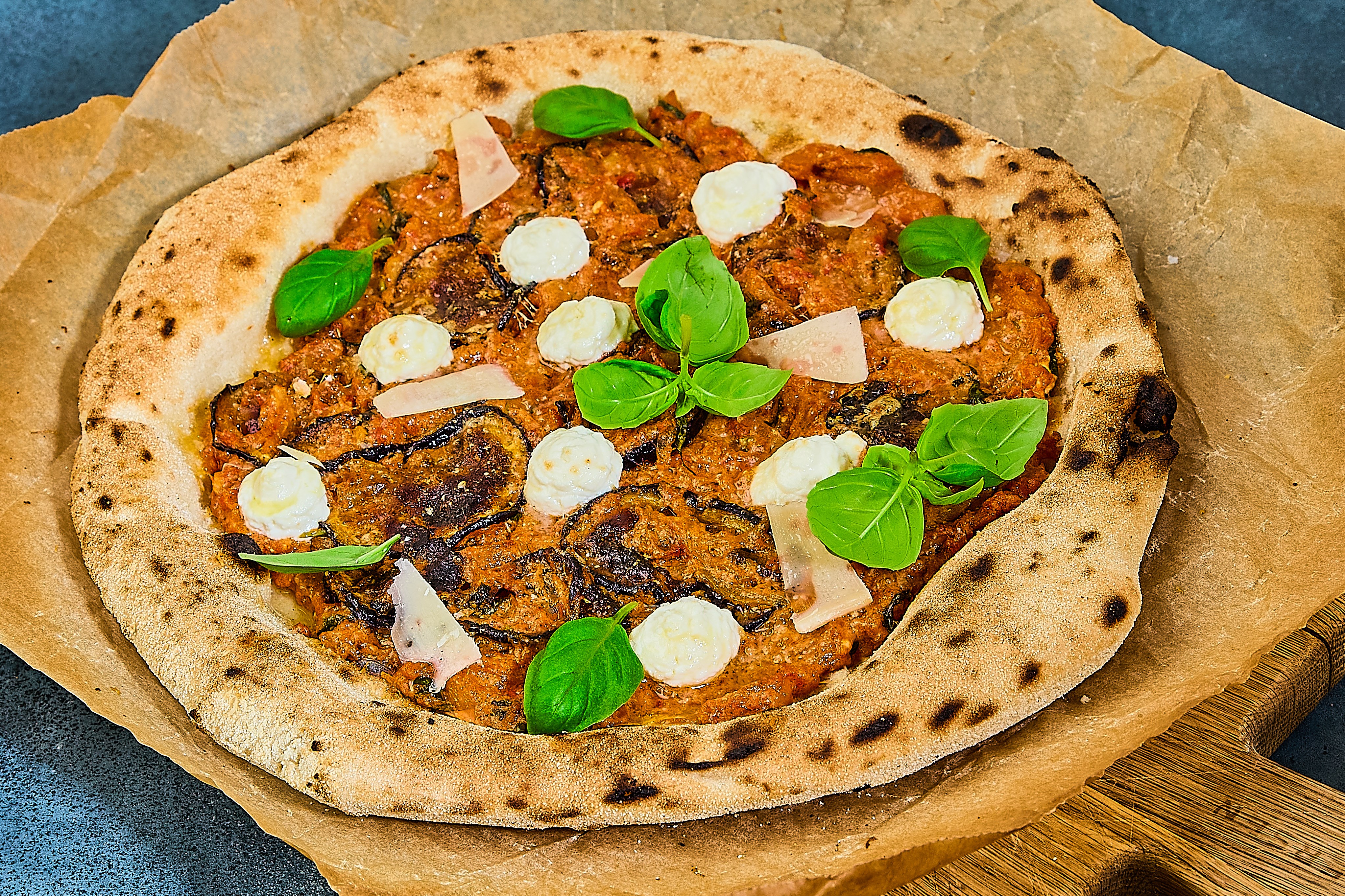 Pizza alla Norma med aubergine, tomat, oregano og ricotta - Opskrift ... Pizza alla Norma med aubergine, tomat, oregano og ricotta - Opskrift ...