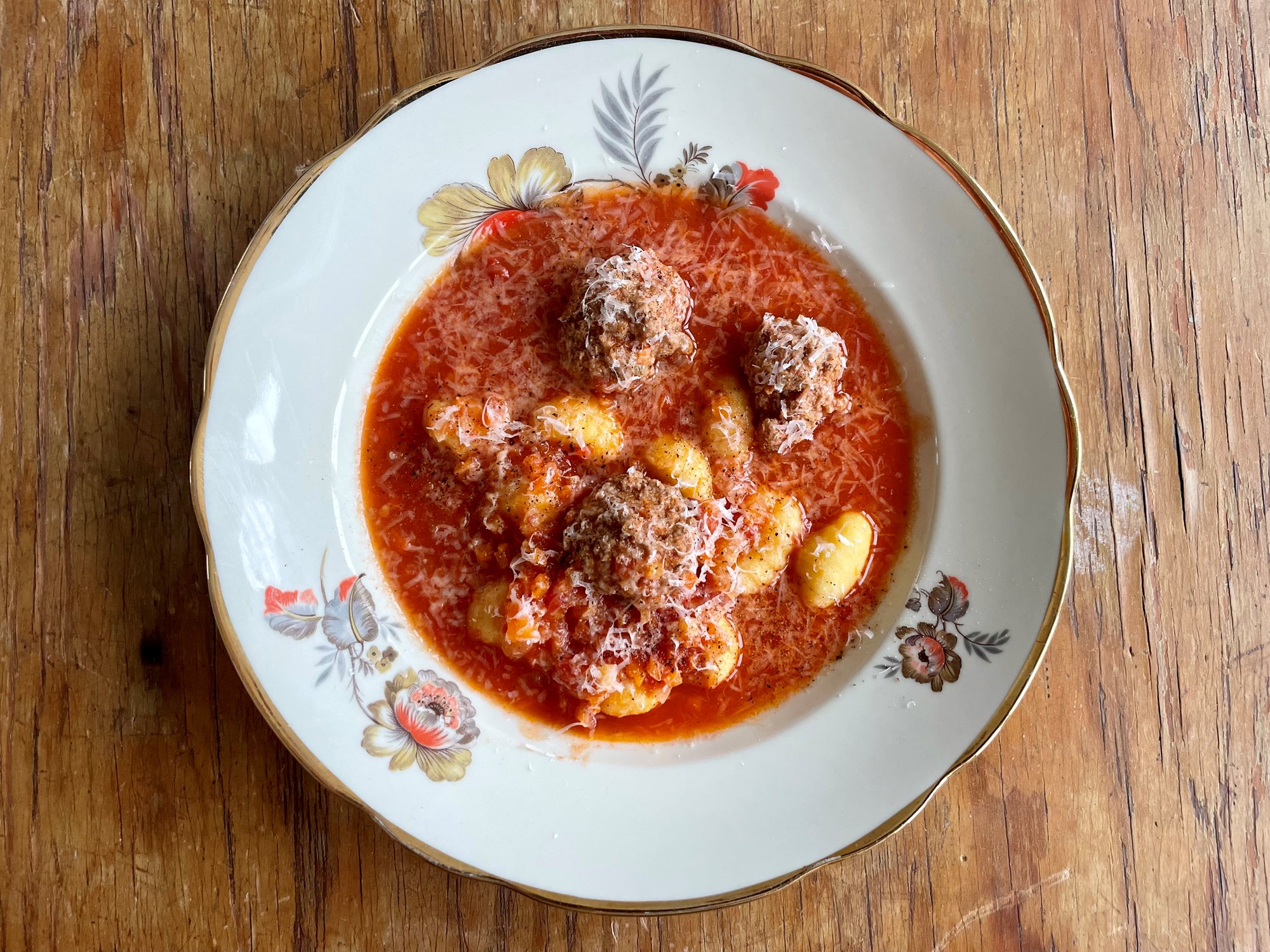 Italiensk kødbollesuppe med gnocchi og parmesan