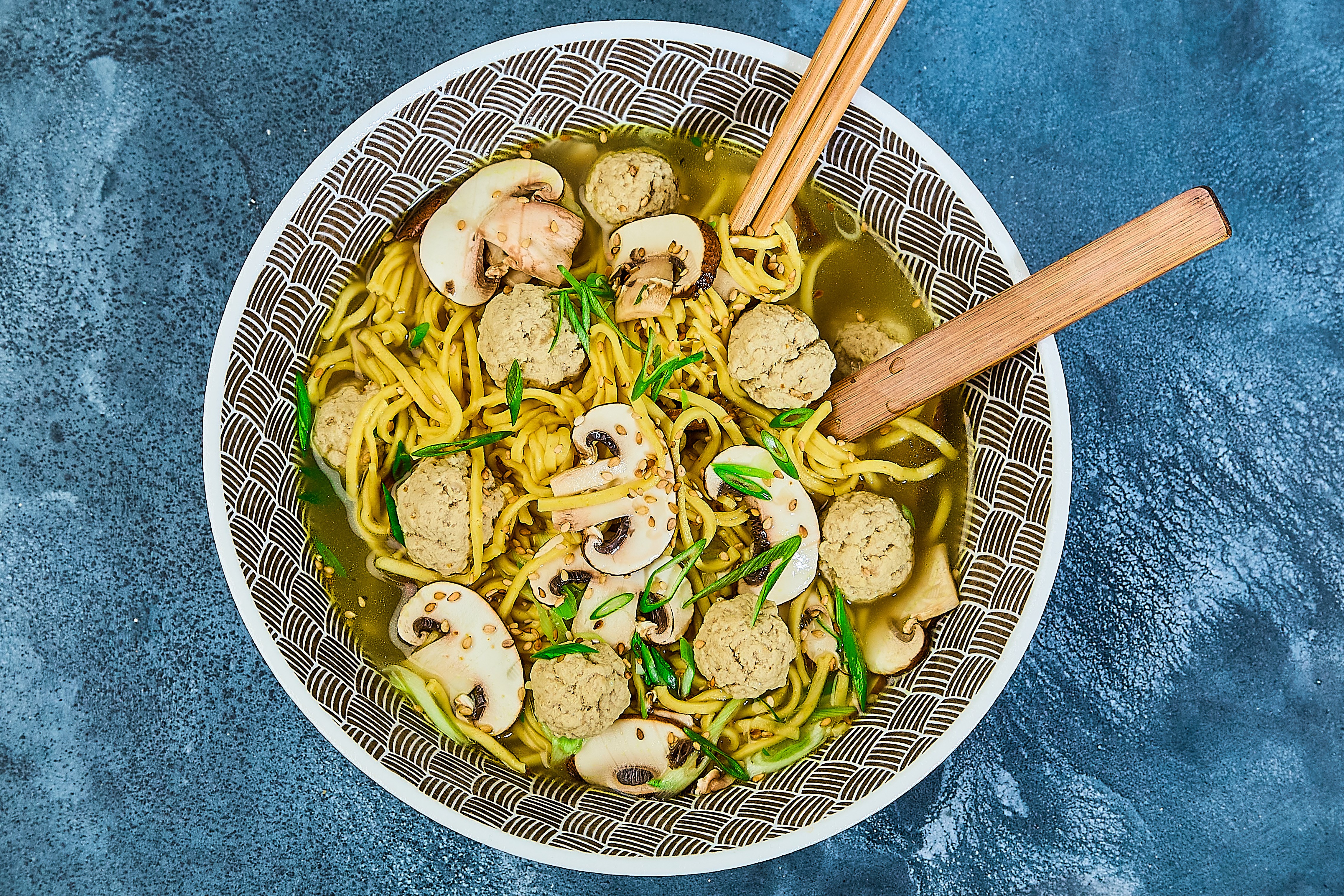 Japansk ramen-nudel misosuppe med krydrede kyllingekødboller - Opskrift ...