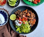 Mexican rice-bowl med krydret oksekød og sprød salat