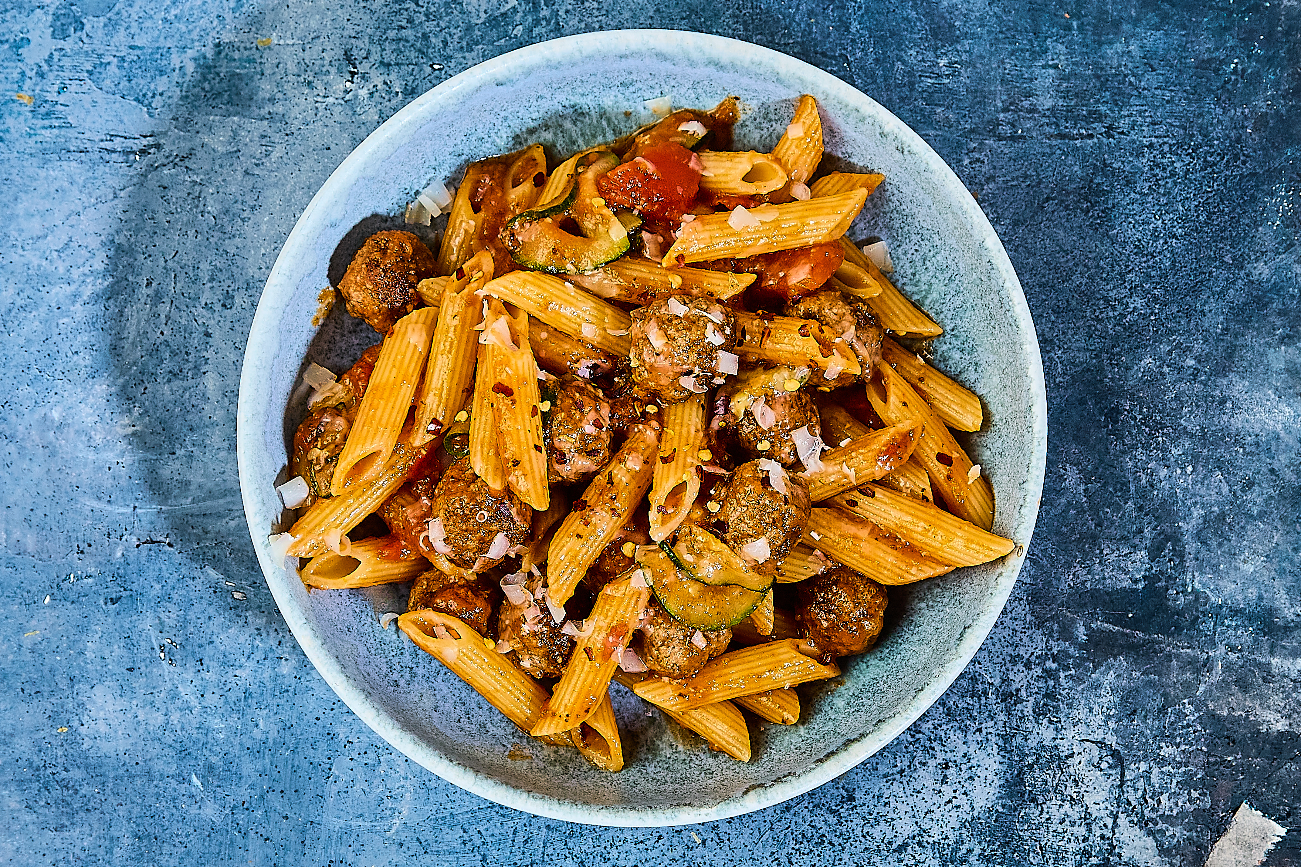 Polpette alla arrabbiata med penne, stegte zucchini & pecorino romano