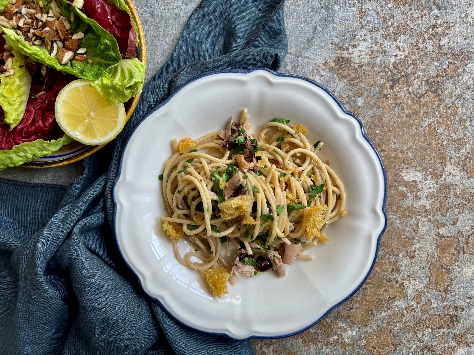 Spaghetti med tun, brødkrumme, oliven og salat