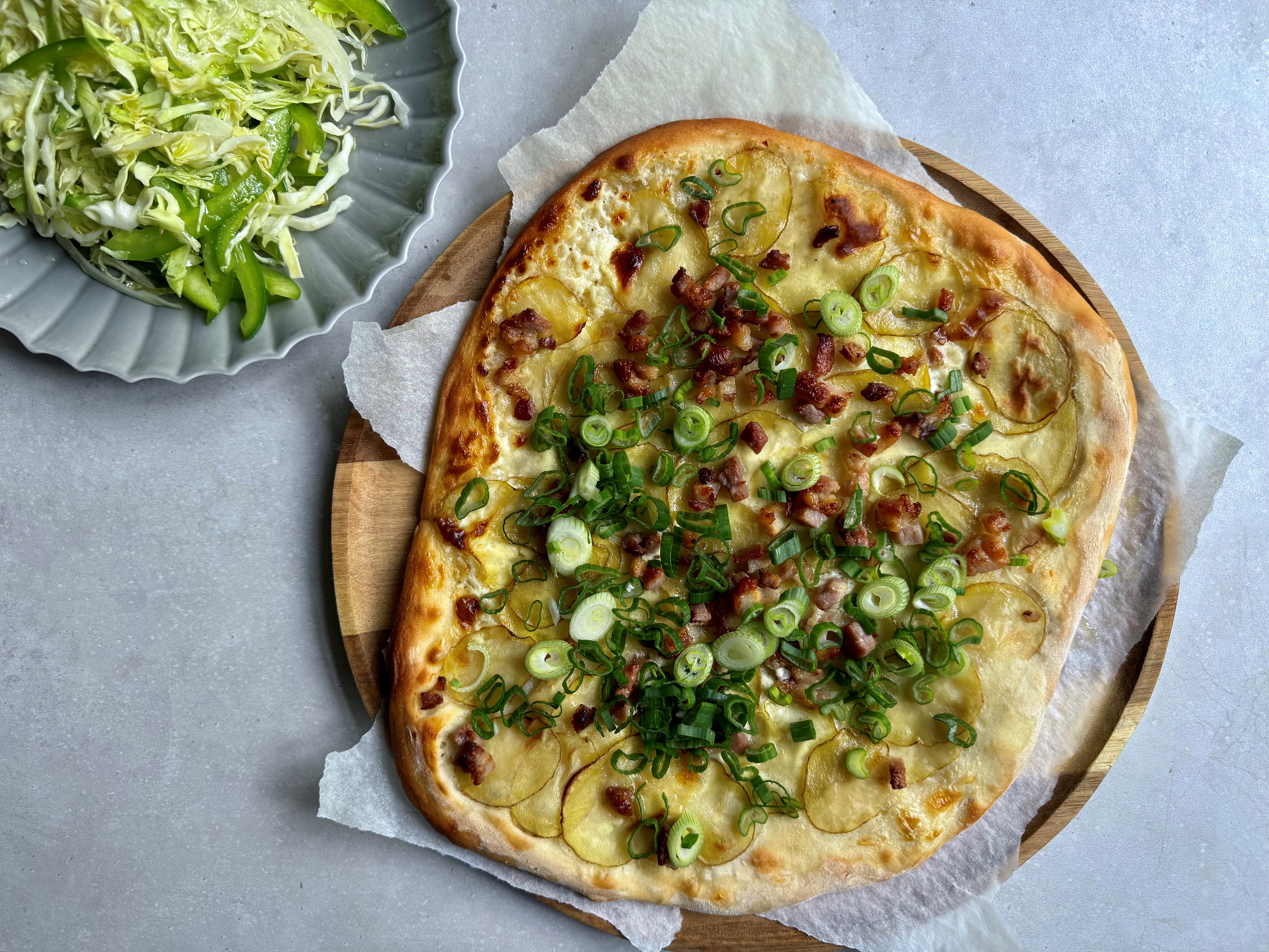 Kartoffelpizza med bacon og kålsalat - Opskrift fra Skagenfood.dk