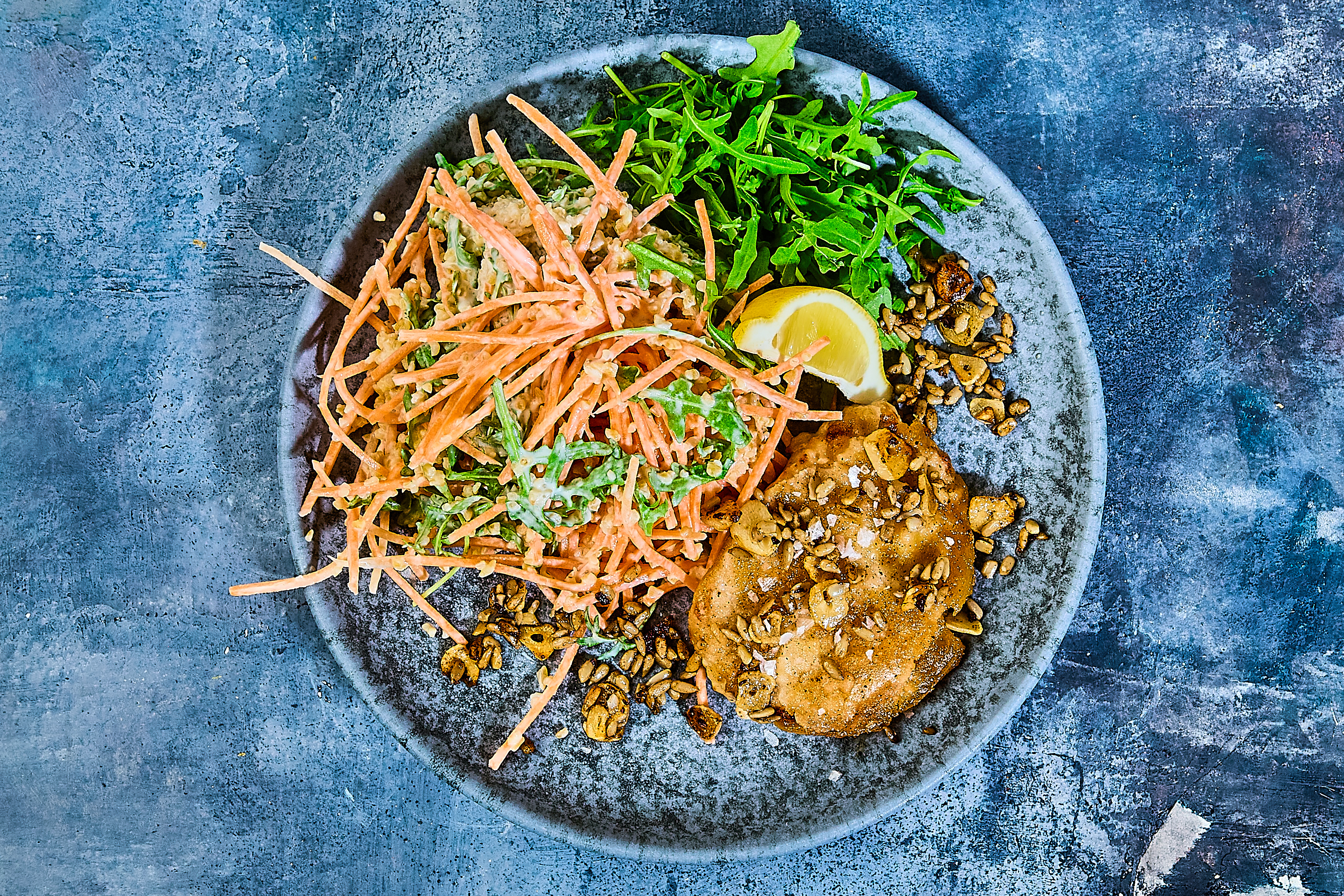 Hvidløgsstegt kotelet med perlebyg, gulerødder, solsikkekerner og rucola