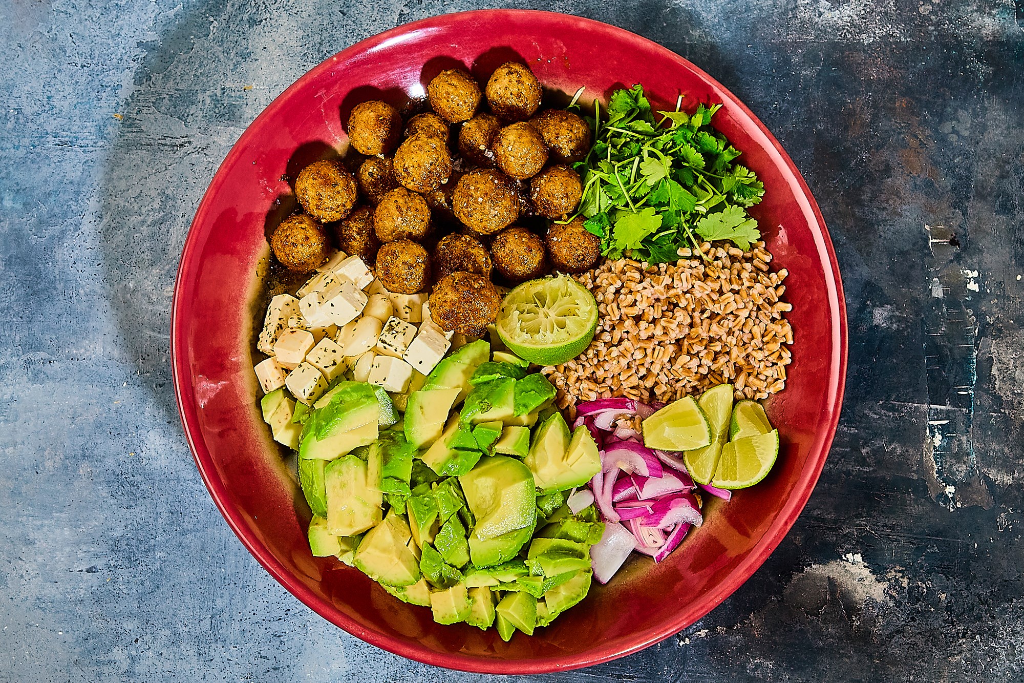 Poke bowl med Mezze krydrede kødboller, avokado og perlebyg