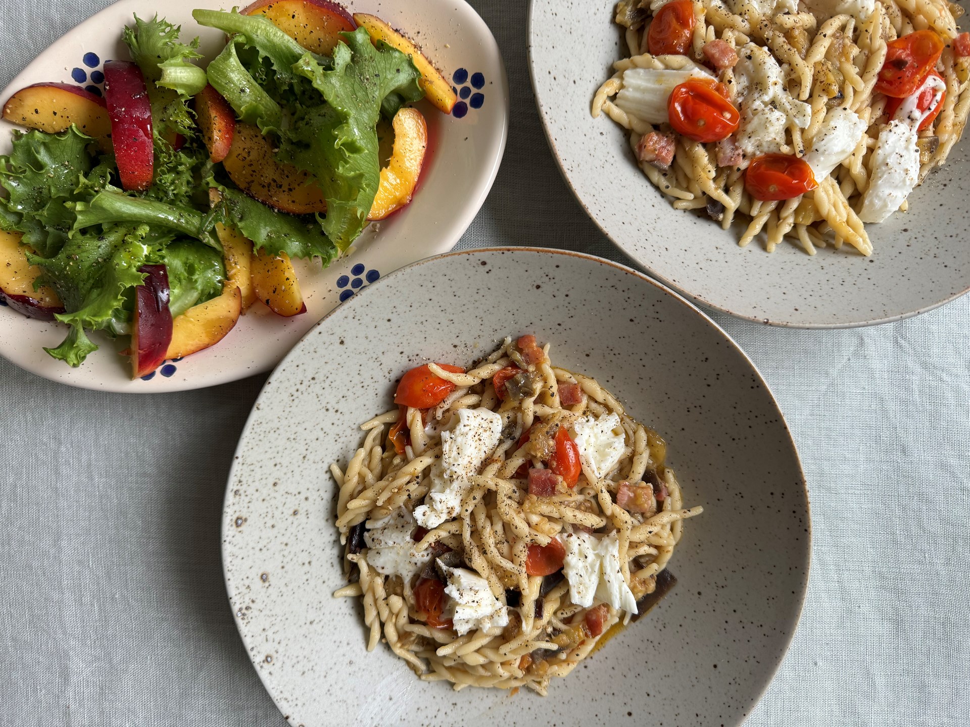 Frisk trofie med bacon, aubergine og mozzarella Opskrift fra