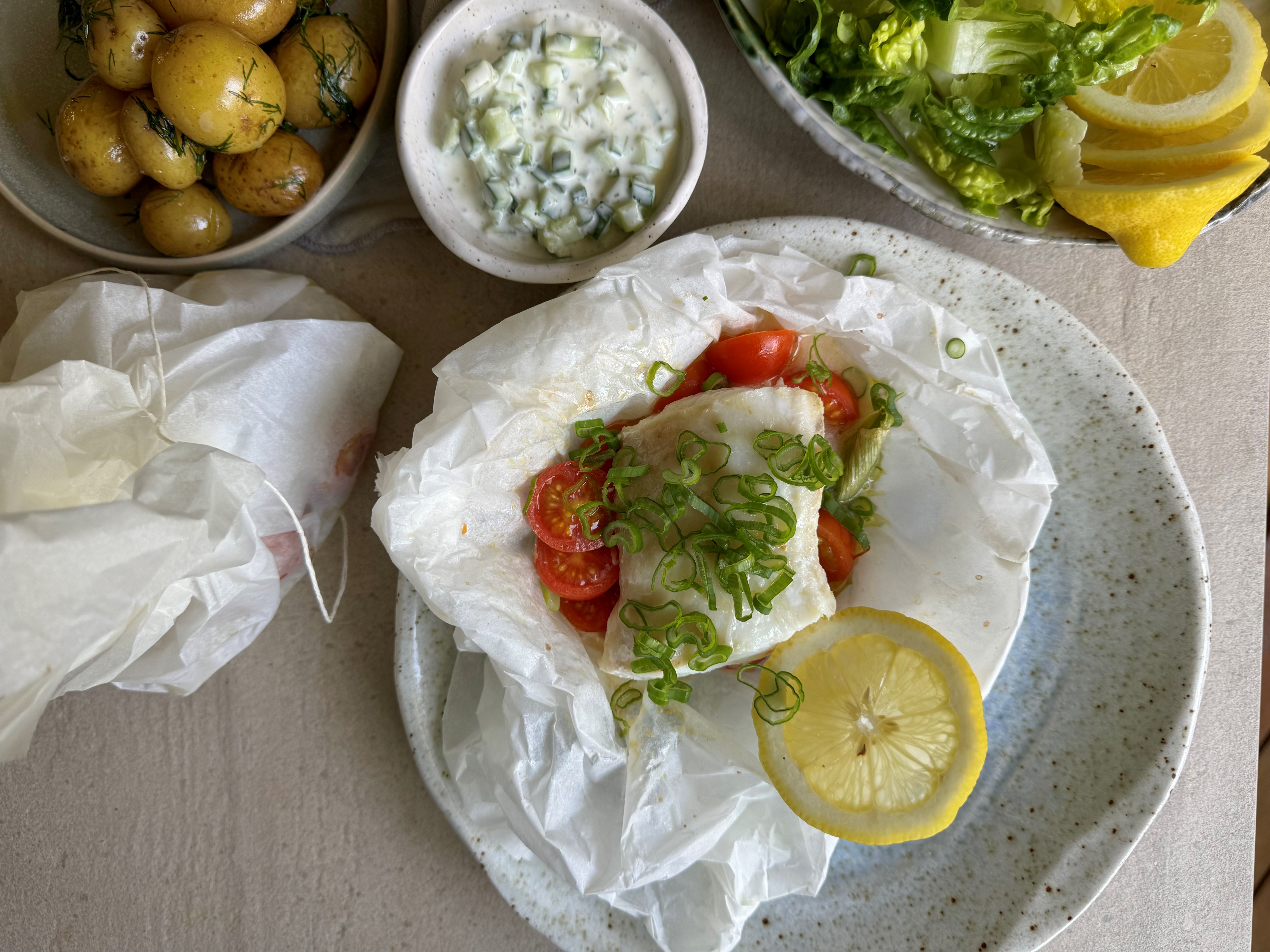 Torsk en papilotte med dildkartofler og agurkecreme - Opskrift fra ...