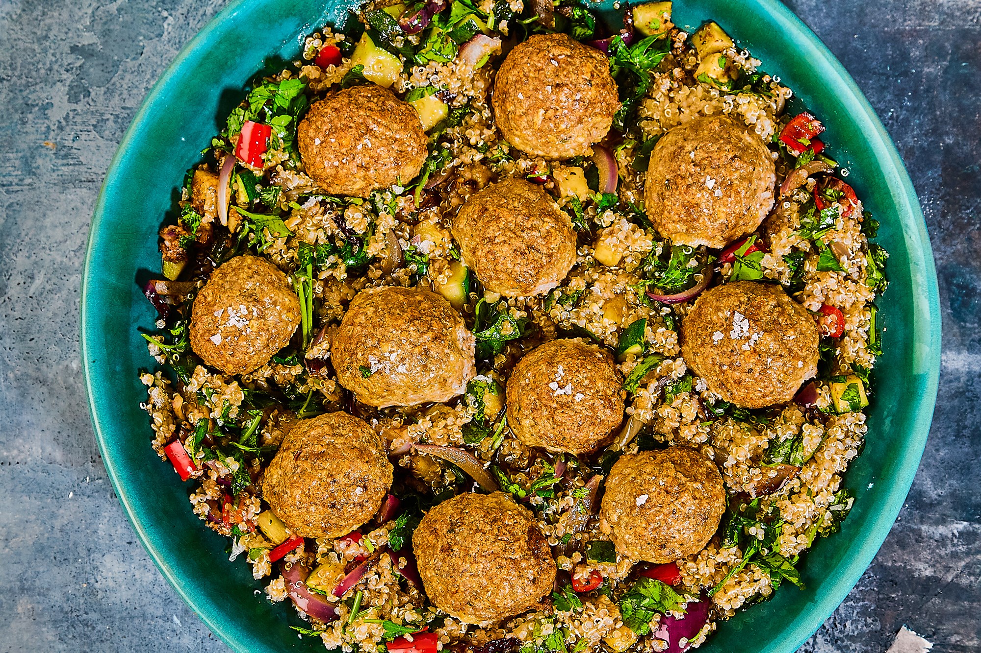 Chimichurri kødboller med quinoa, courgetter, peberfrugt og persille