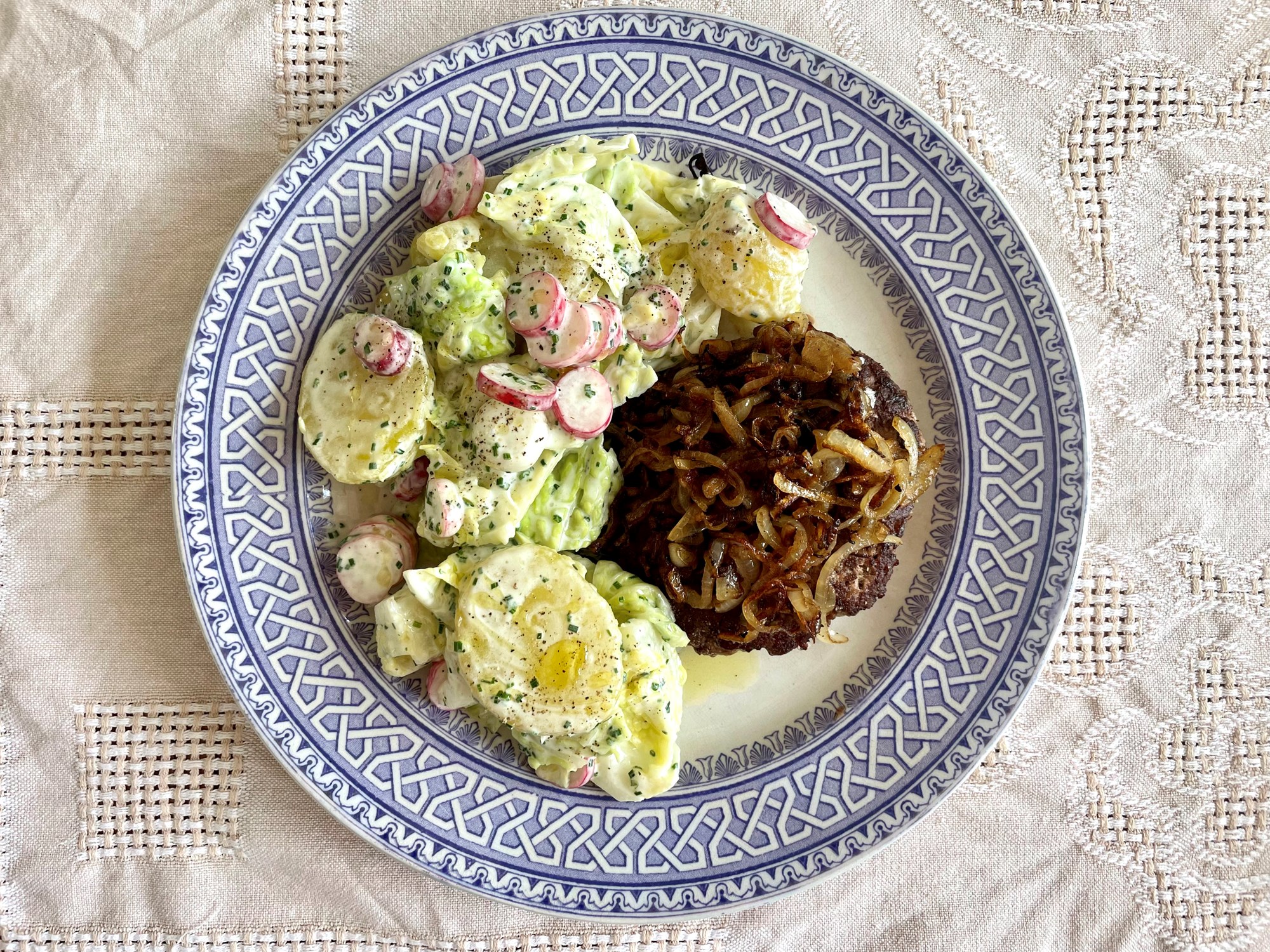Hakkebøf med bløde løg og kartoffelsalat med radiser