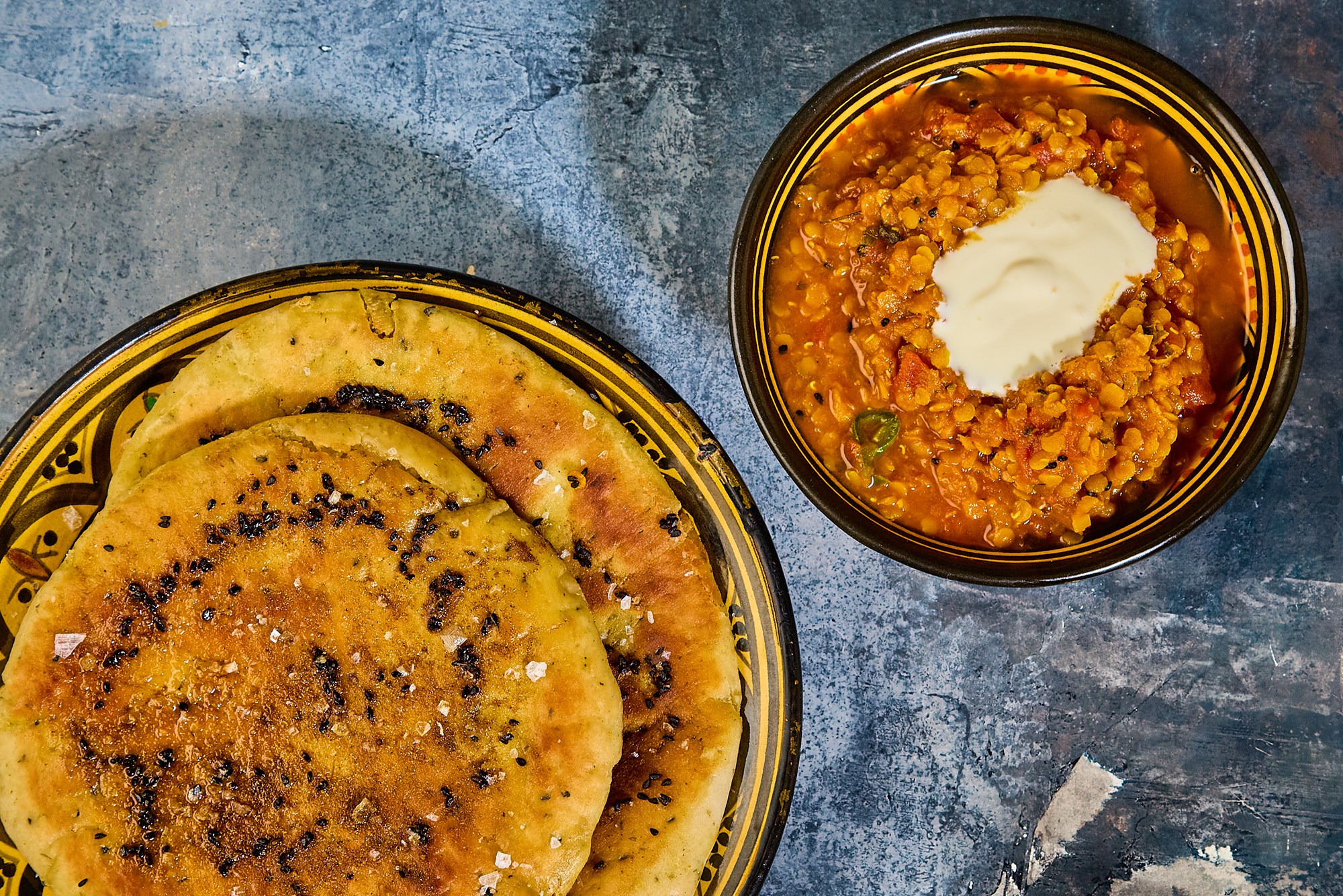 Pakistanske paratha med spicy daal