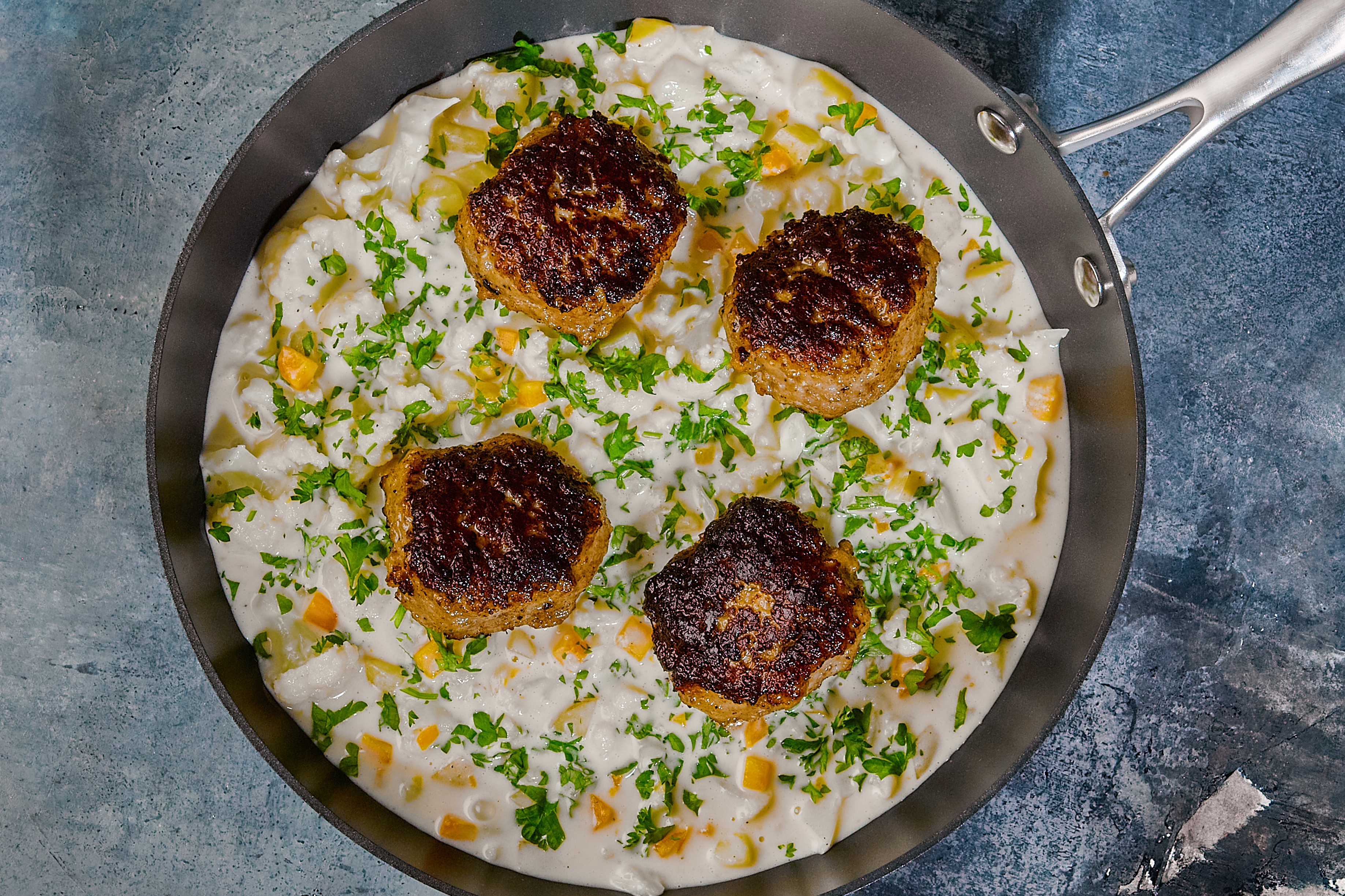 Grønne frikadeller med stuvede blomkål, gulerødder og kartofler