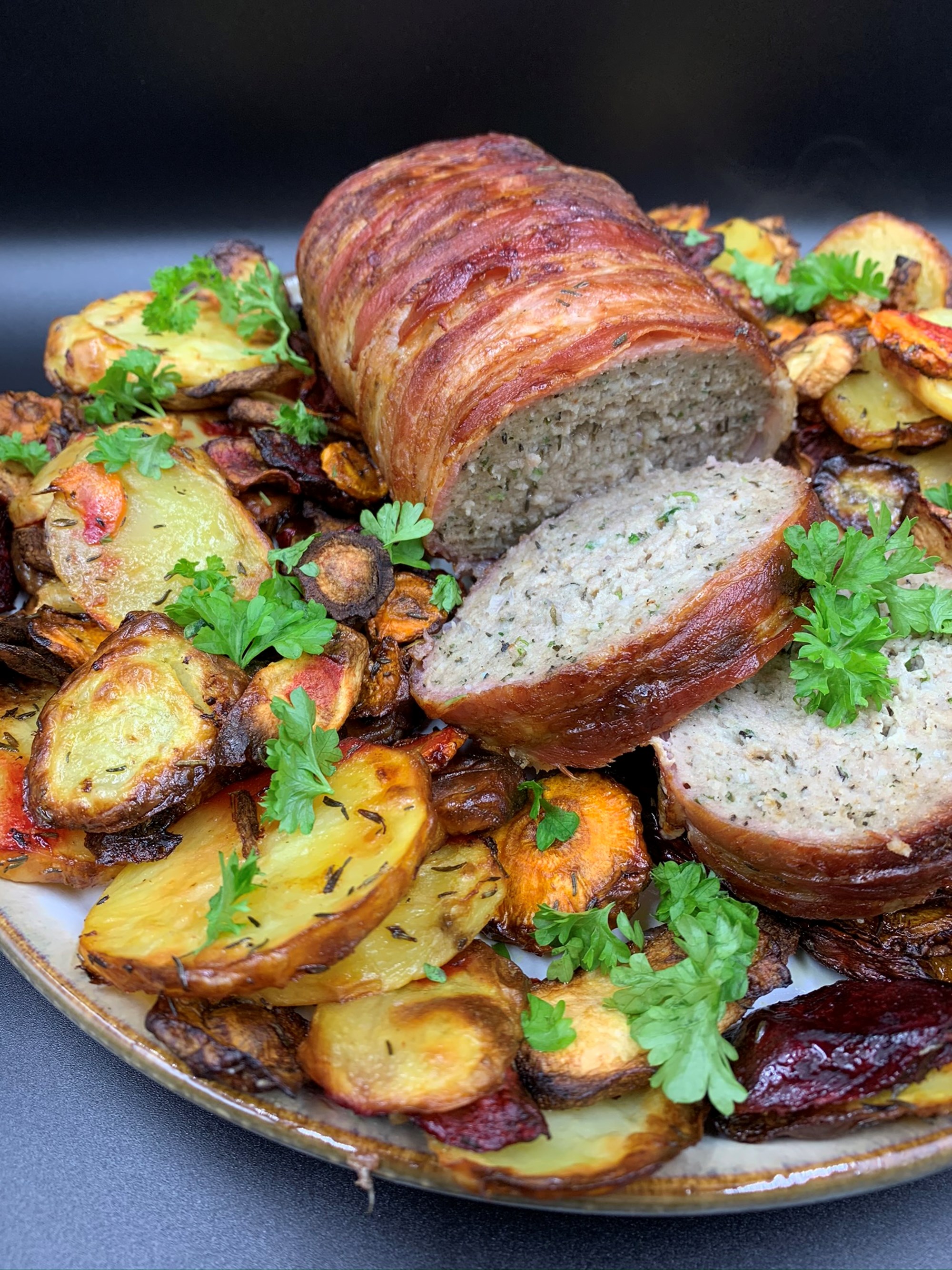 Farsbrød med bacon på bund af sprøde rodfrugter og kartofler