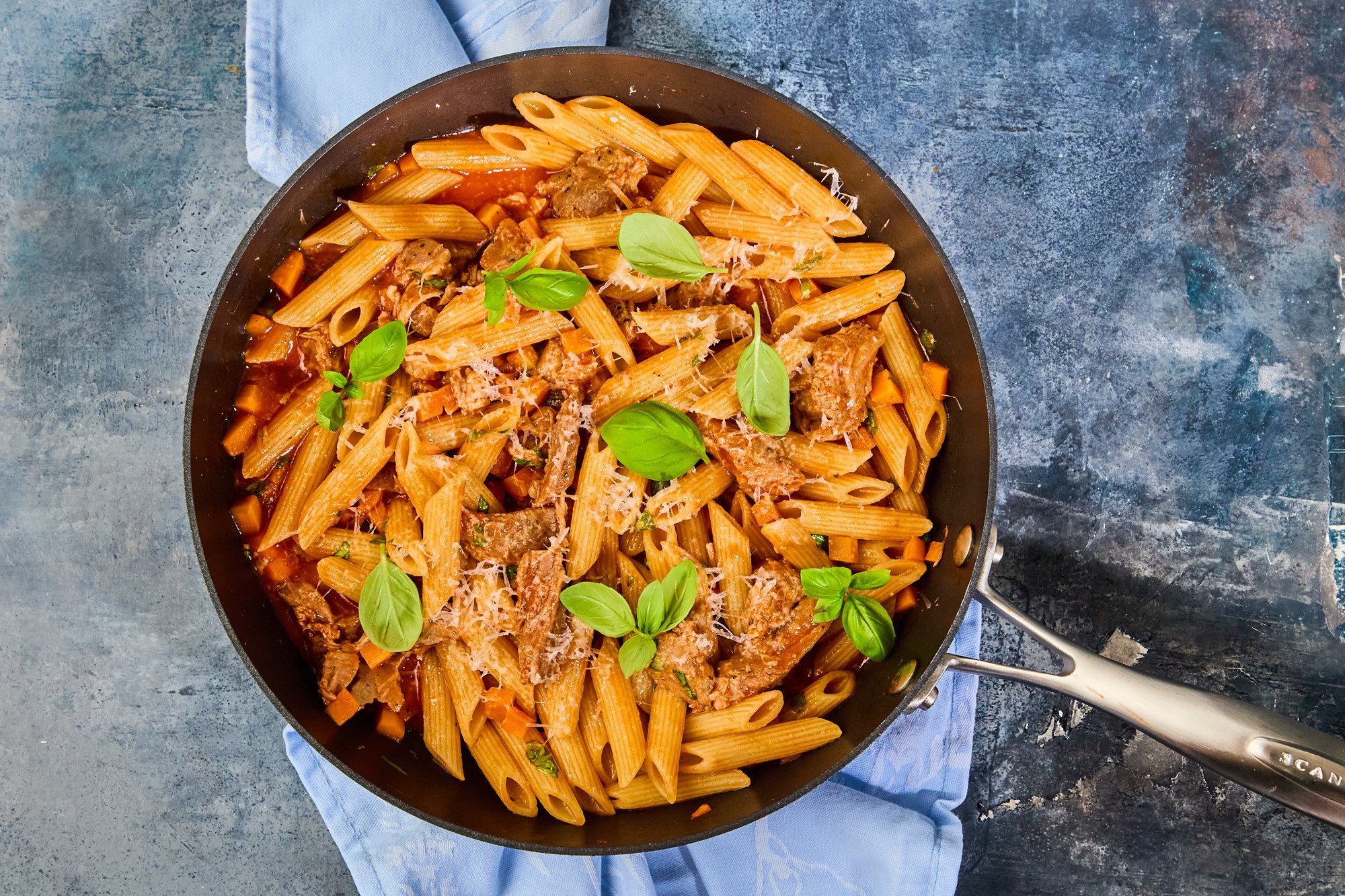 Penne med ragù på gris og parmesan med salat & sennepsdressing