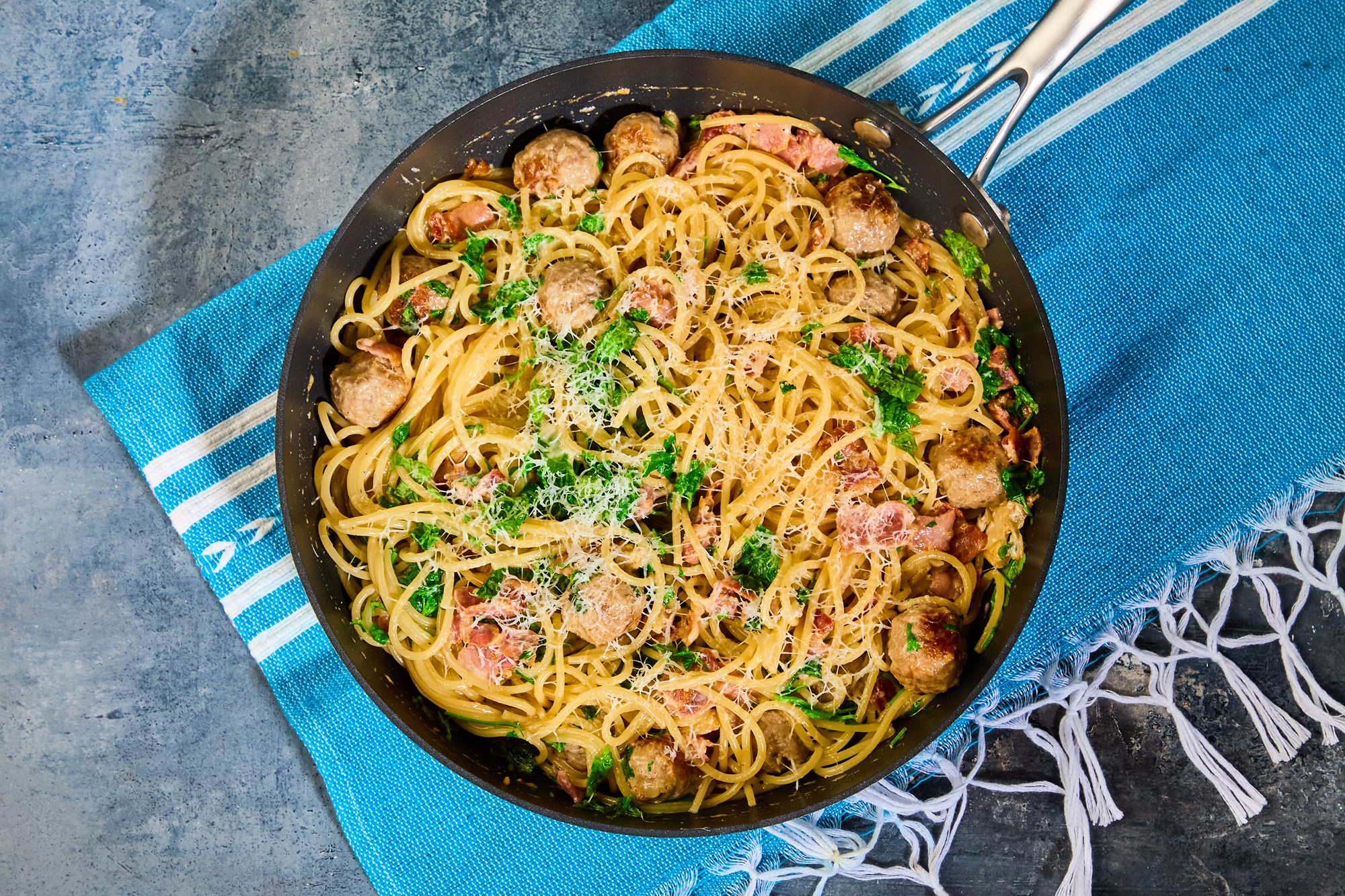 Italienske kødboller med spaghetti, zucchini, pecorino og bacon