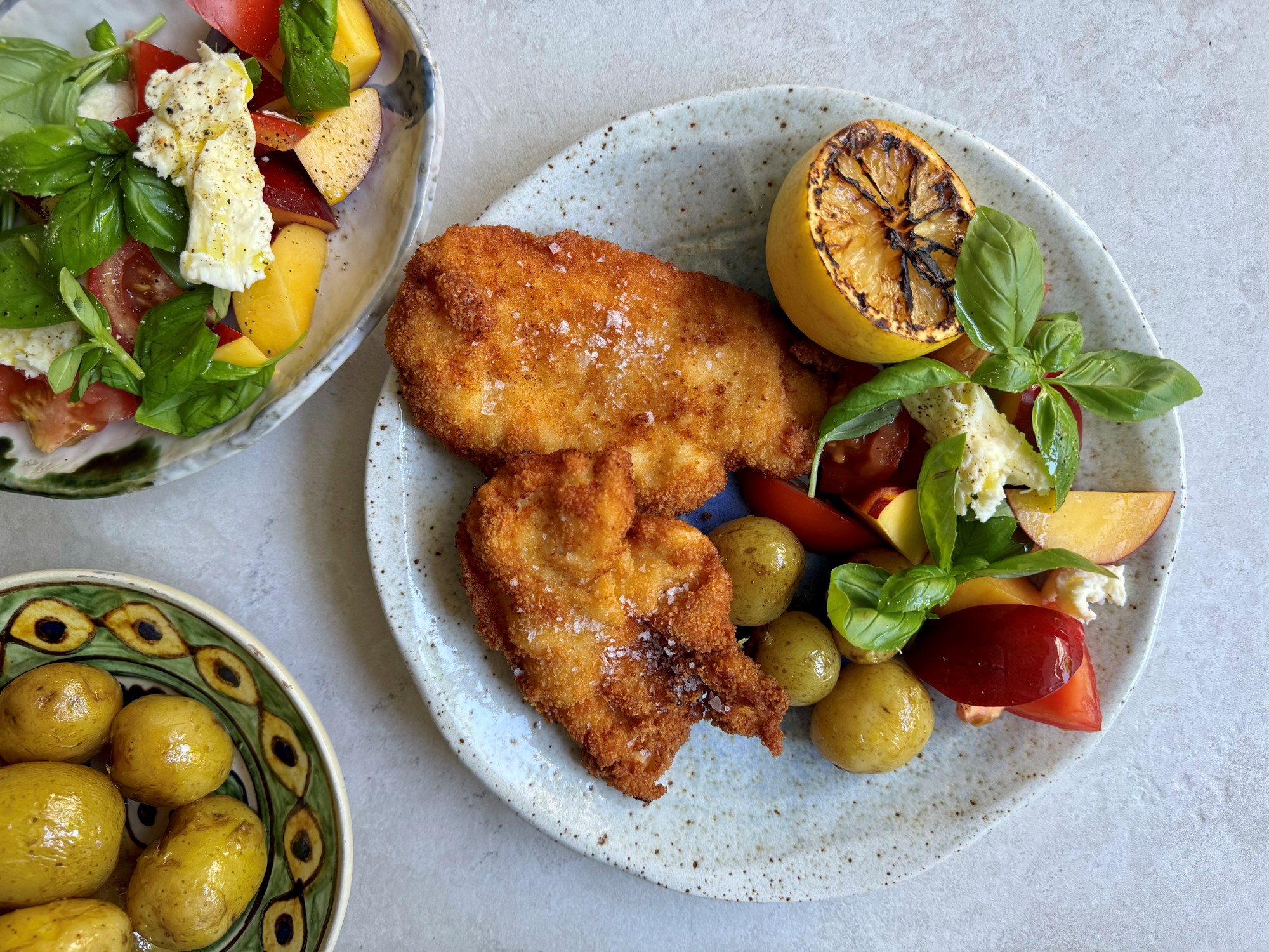 Kylling a la milanese og tomatsalat med nektariner og mozzarella