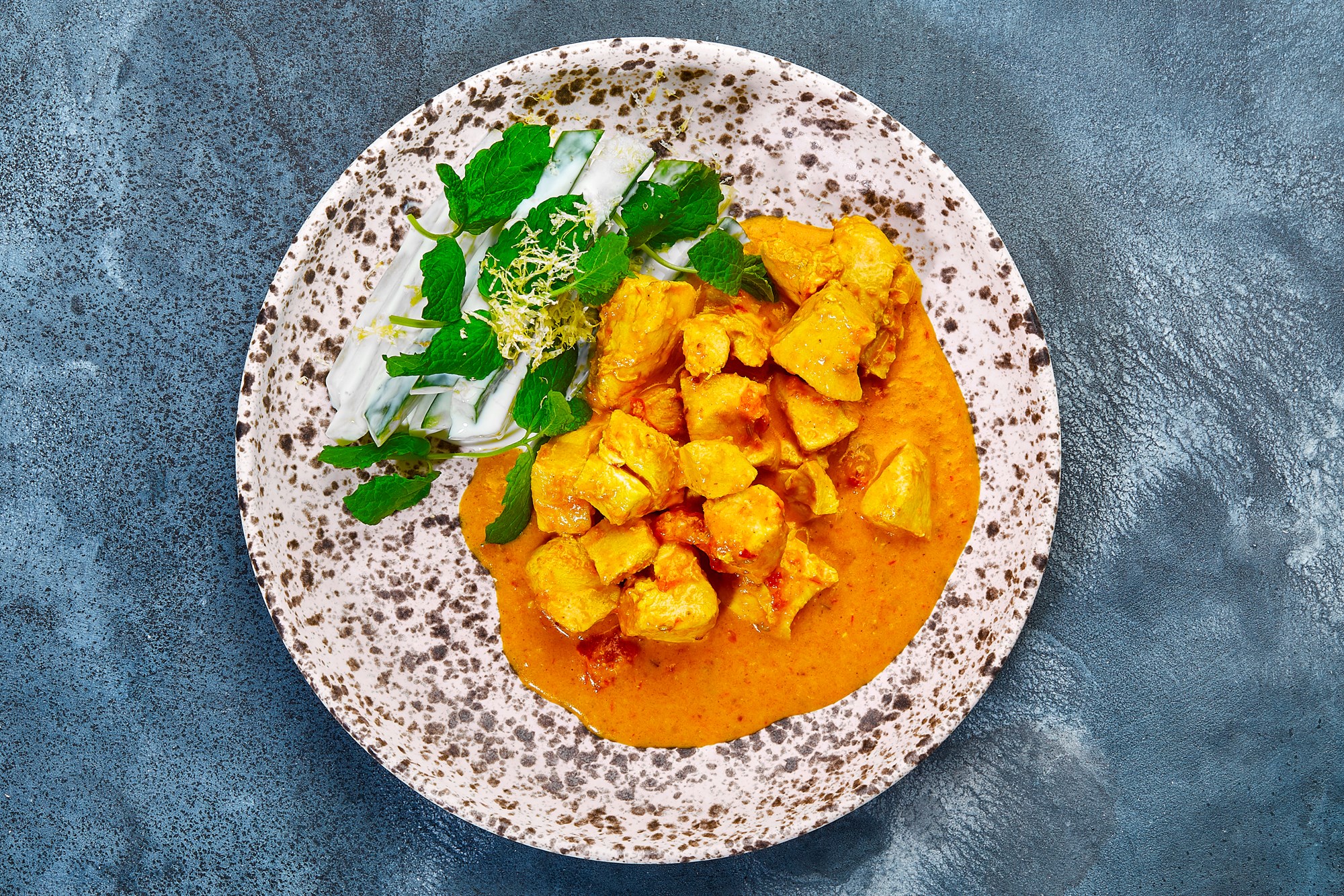 Budget-heat: butter chicken med ris og raita