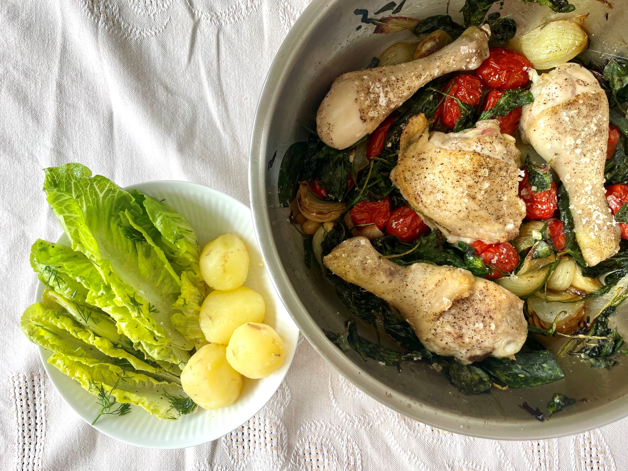 Bagte kyllingelår med tomater, spinat og en frisk dildsalat