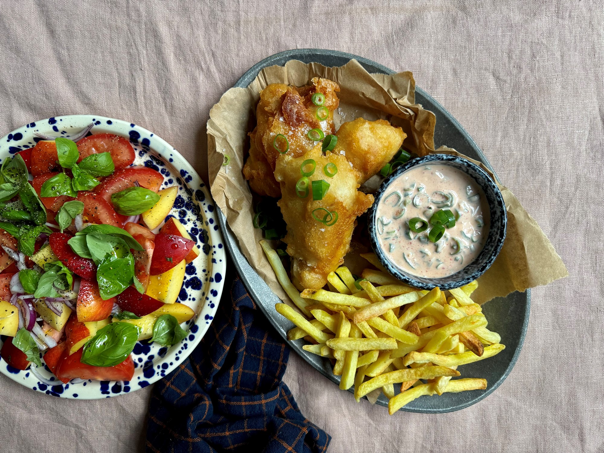 Fish and chips, spicy tartarsauce og tomatsalat med blommer