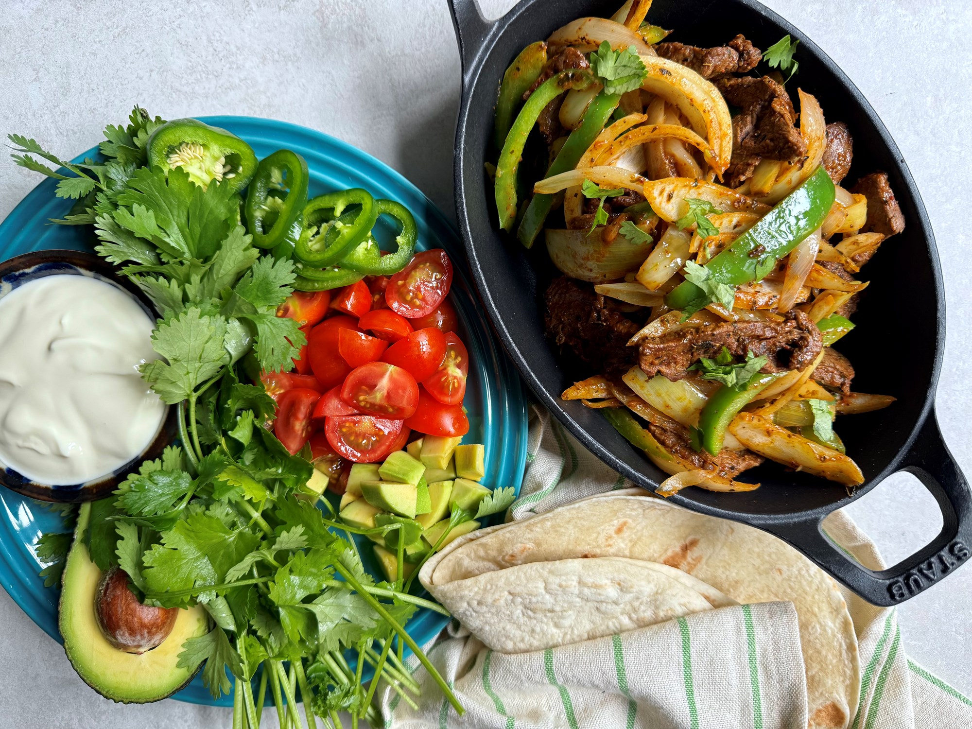 Fajitas i lune wraps med avokado og creme fraiche