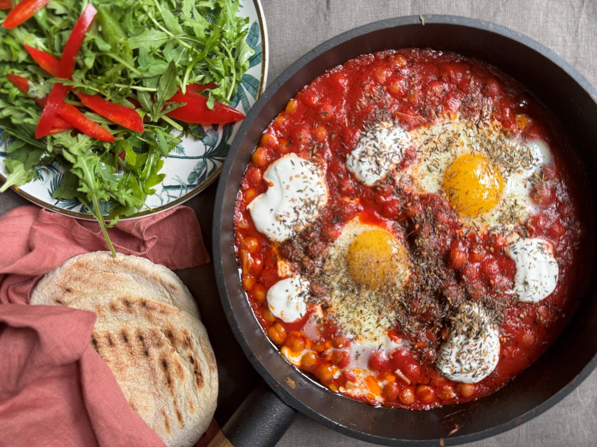 Shakshuka med yoghurt, kikærter og za´atar