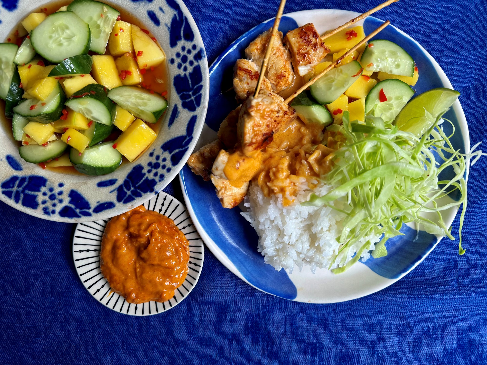 Kyllingesatay med peanutdip og spicy ananas-agurkesalat