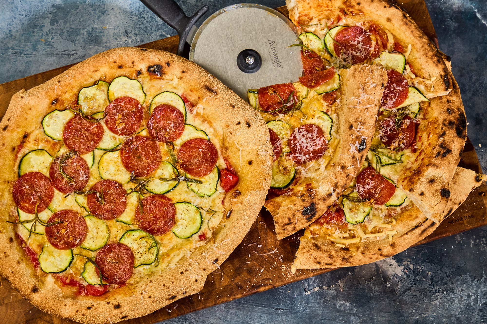 Pizza med Parmigiano Reggiano, Fior de latte, pepperoni, zucchini & rosmarin