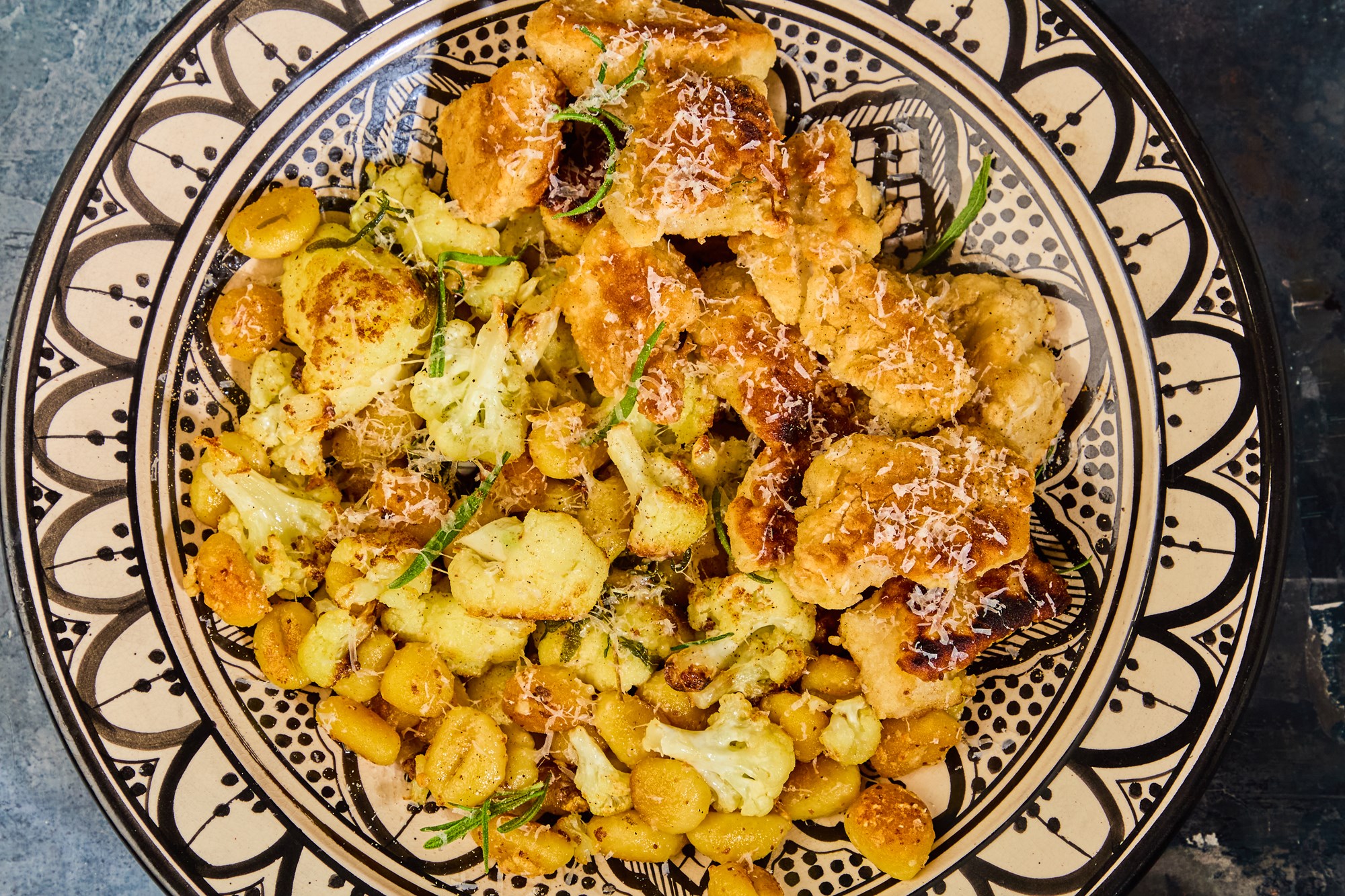 Kuller med stegte gnocchi og blomkål med rosmarin, hvidløg og parmesan