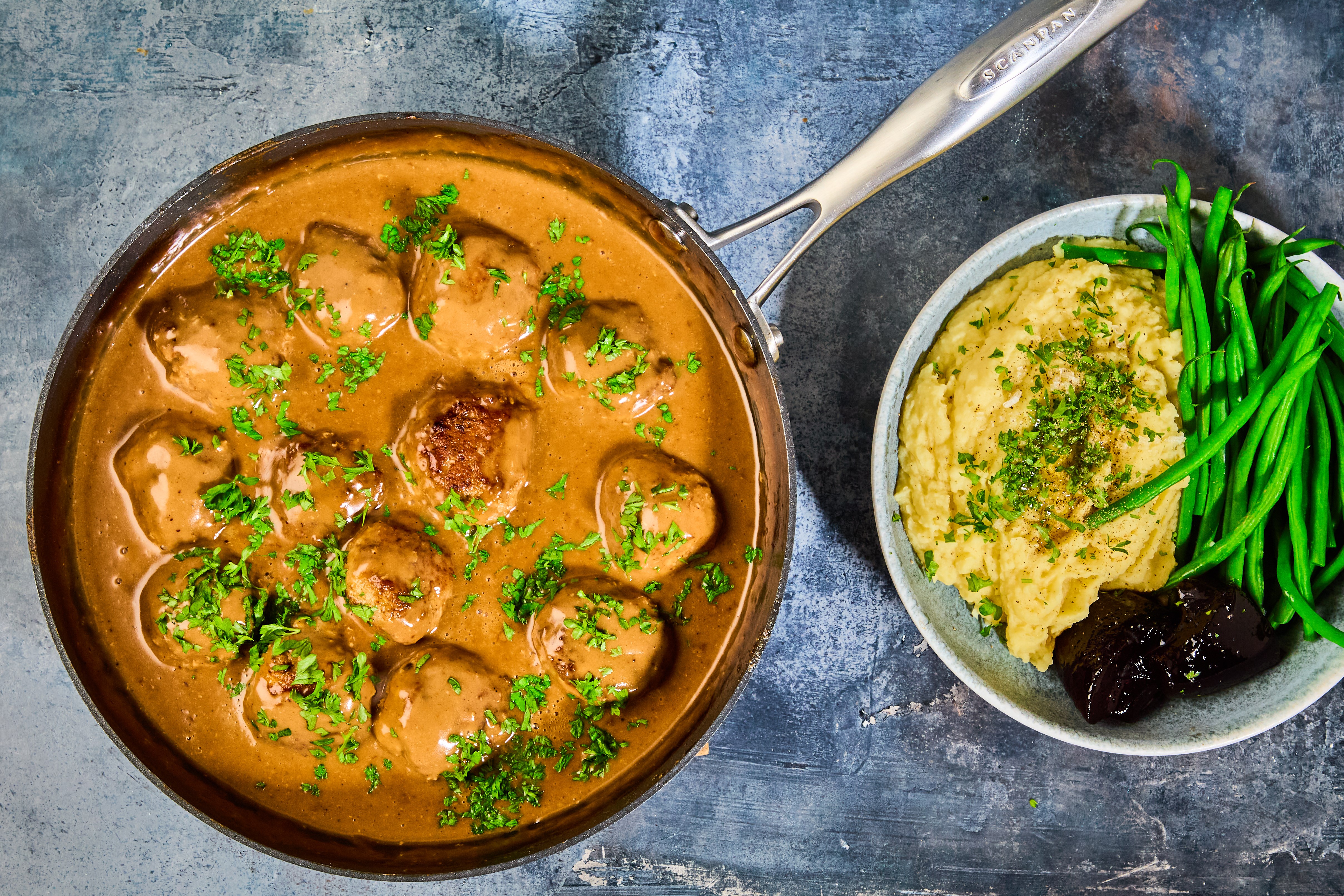 Budget HEAT: Svenske Köttbullar med grønne bønner, kartoffelmos ...
