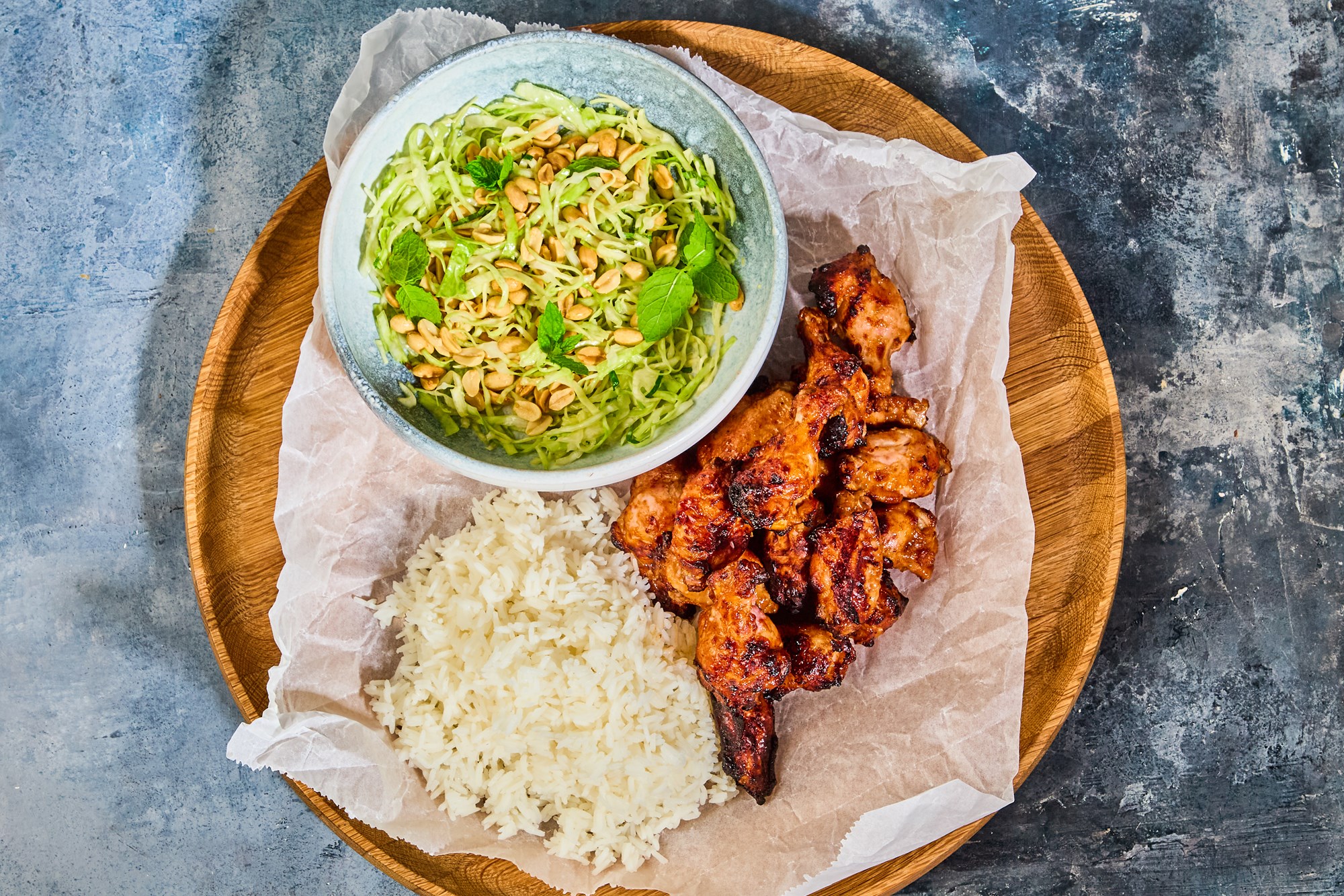 BBQ chicken hotwings med kålsalat, mynte & peanuts